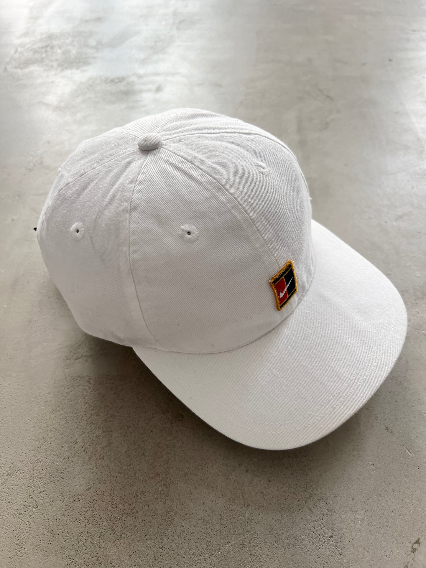 WHITE NIKE COURT CAP - 2000S