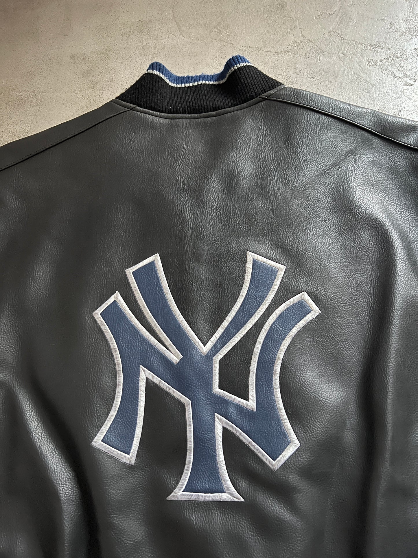 BLACK/NAVY YANKEES LEATHER JACKET - 1990S - XL