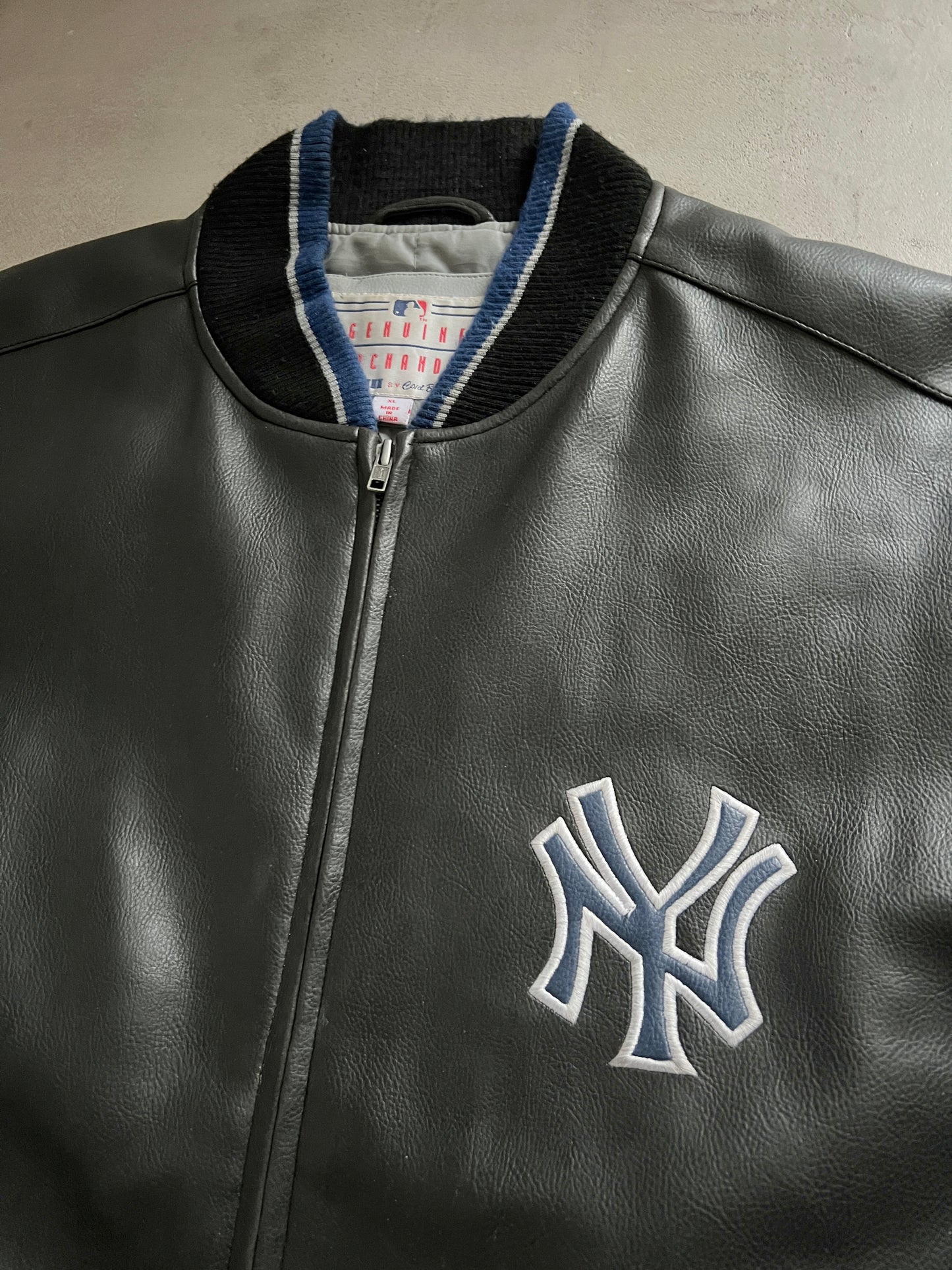 BLACK/NAVY YANKEES LEATHER JACKET - 1990S - XL