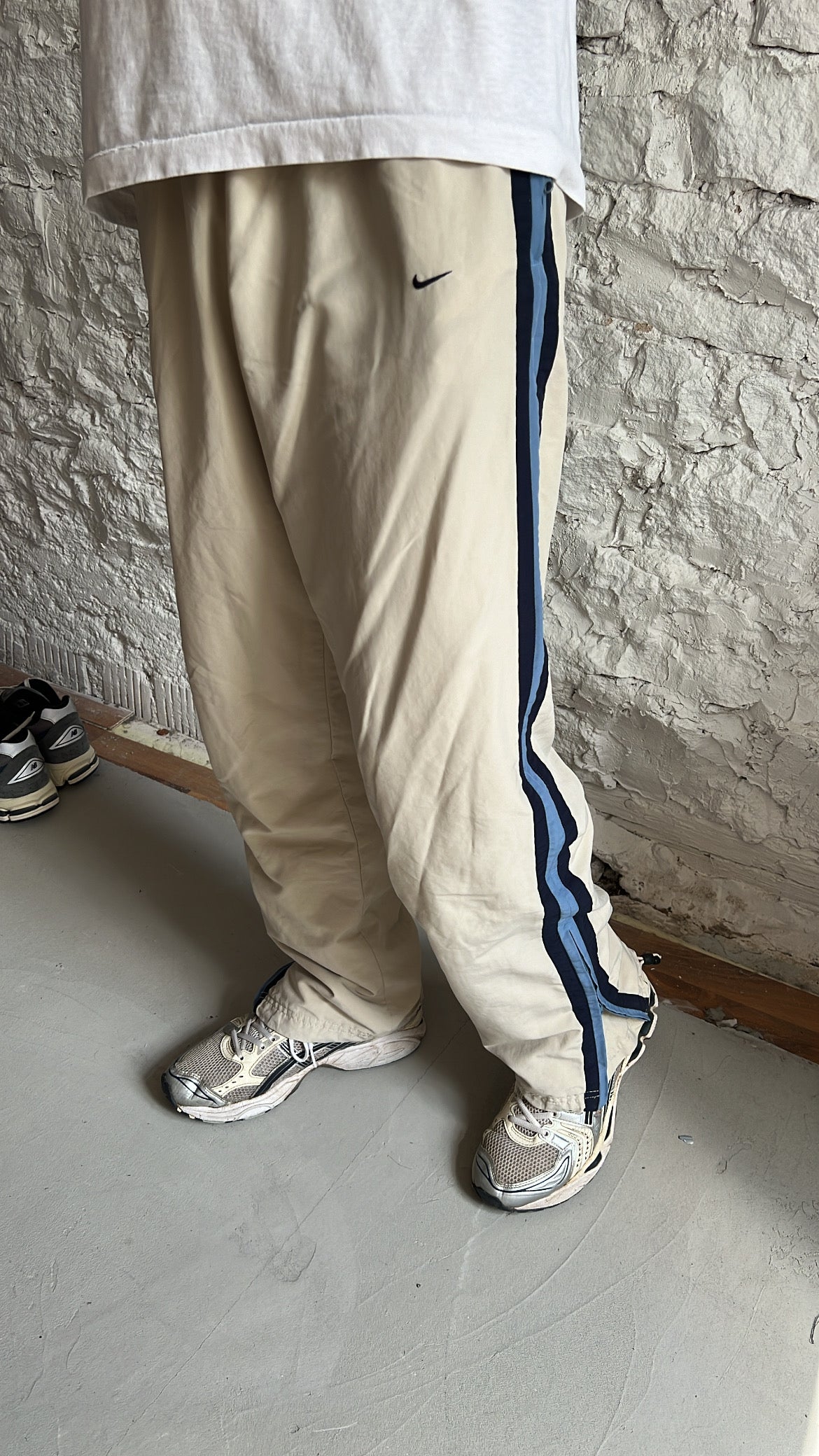 LIGHT BEIGE/BLUE NIKE TRACK PANTS - 2000S - M/L