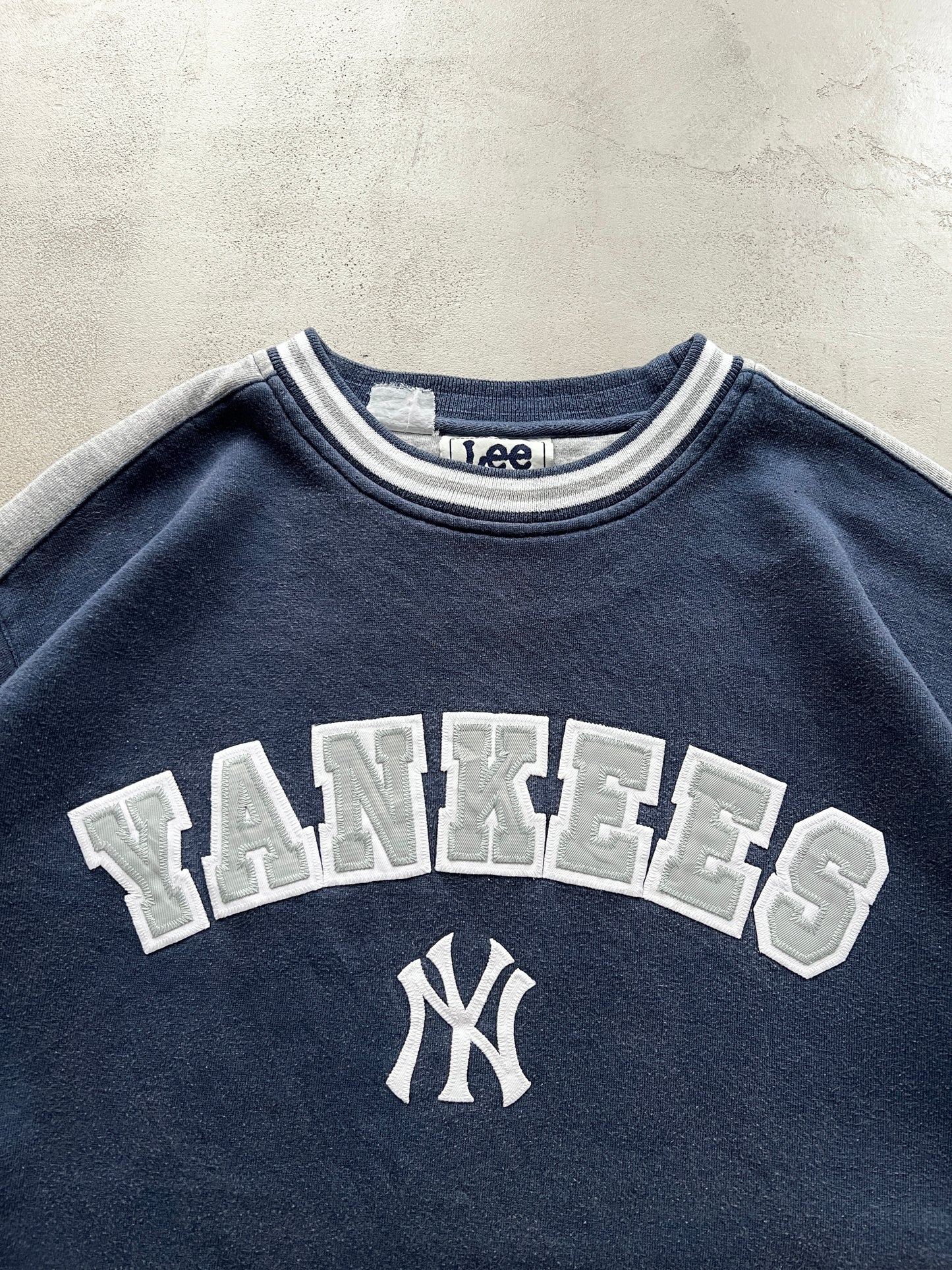 FADED NAVY YANKEES SWEATER - 1990S - L/M