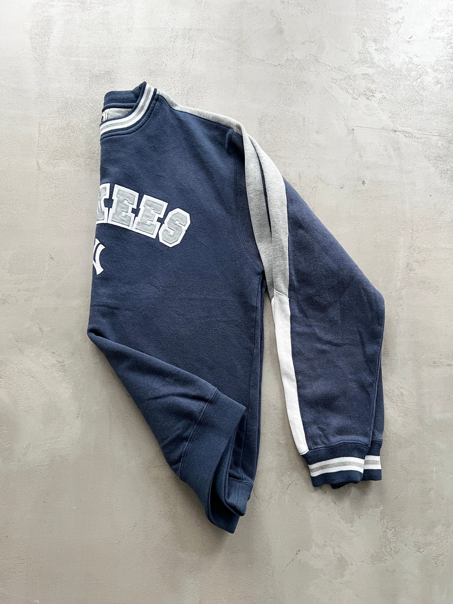 FADED NAVY YANKEES SWEATER - 1990S - L/M