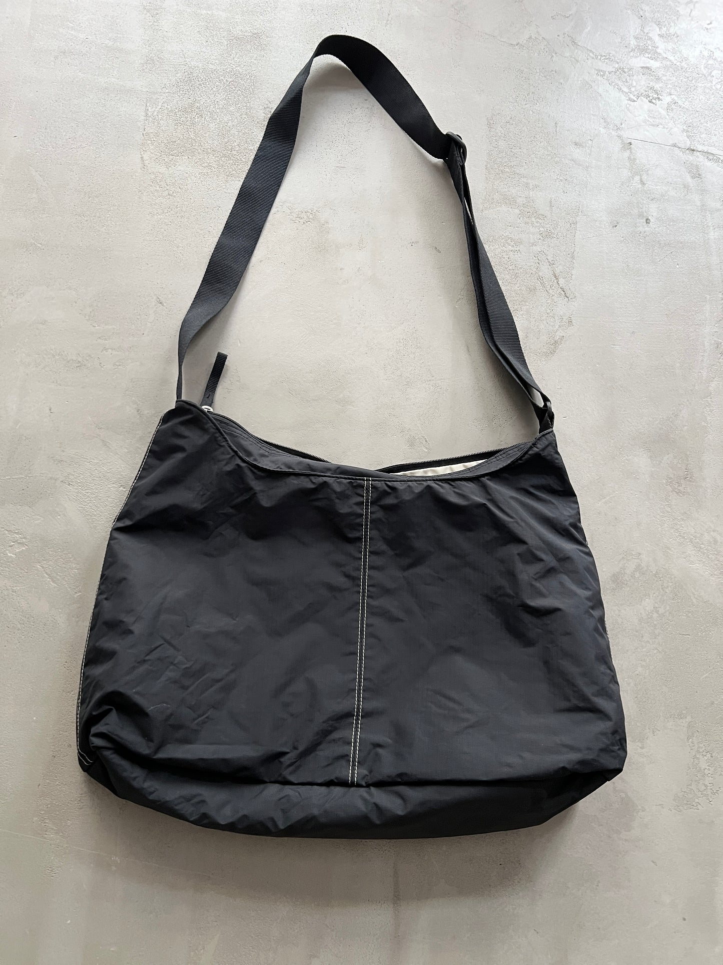 BLACK NIKE MESSENGER BAG - 2000S