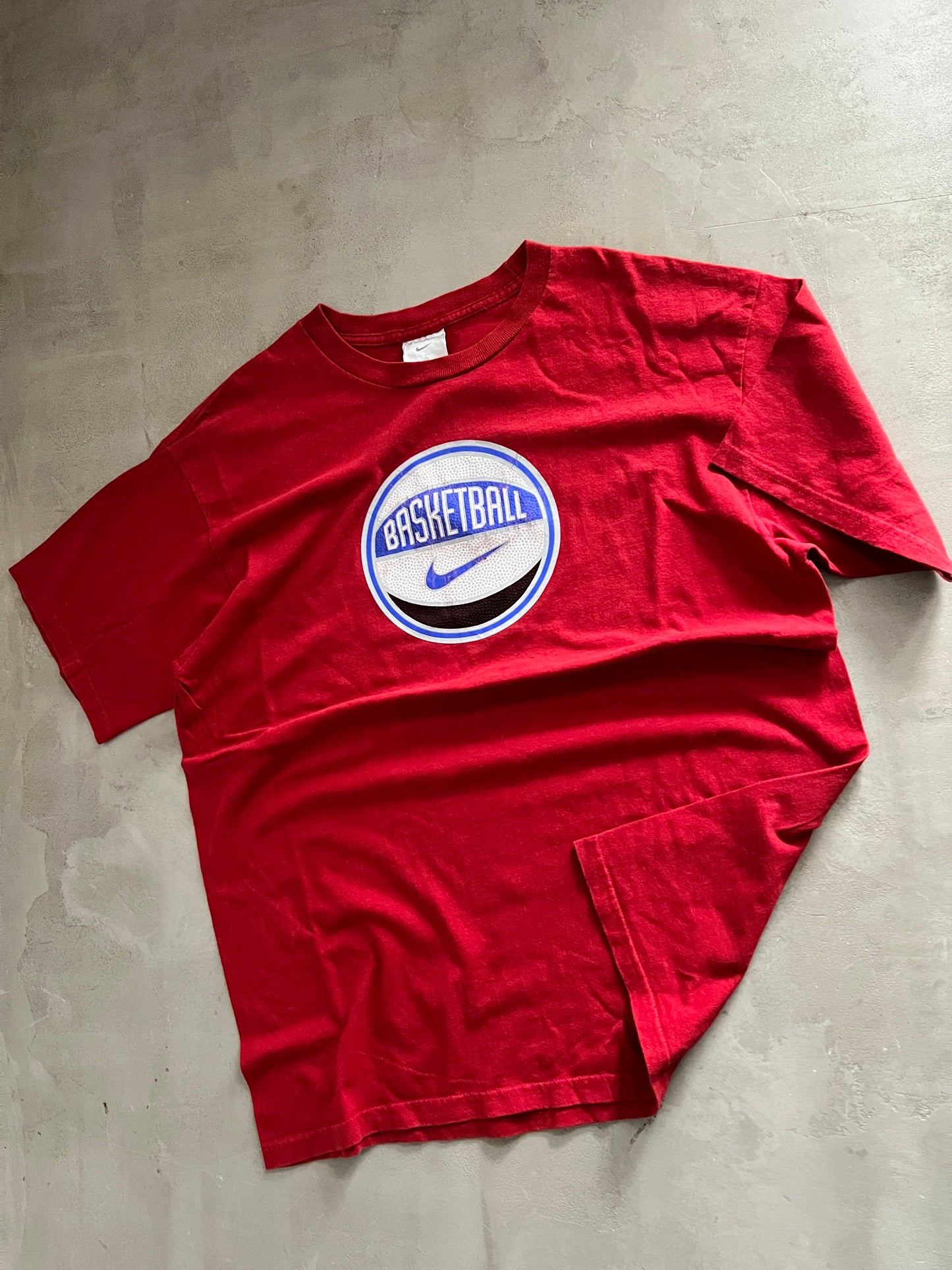 RED NIKE BASKETBALL TEE - 1990S - XL