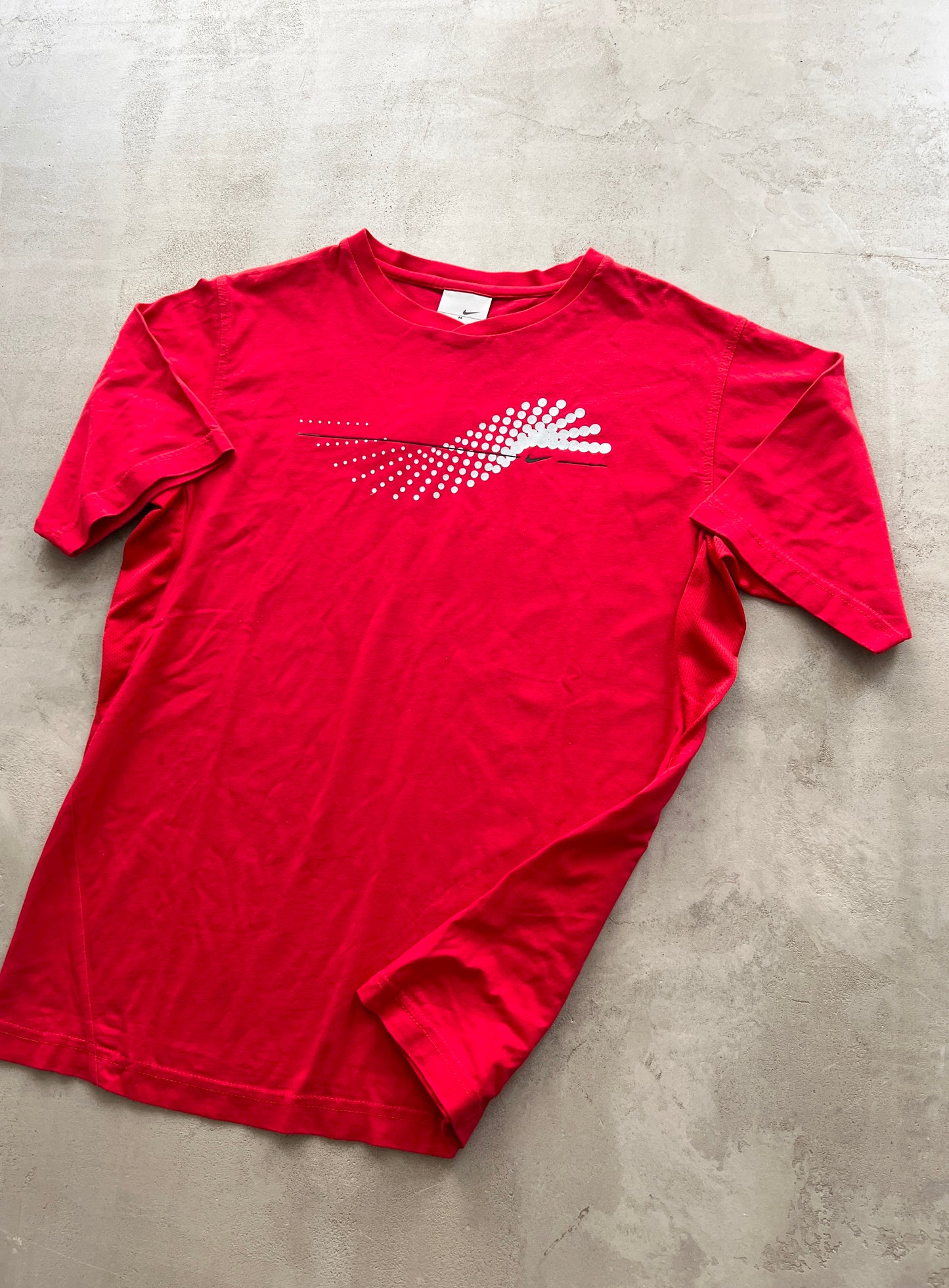 RED NIKE TEE - 1990S - M