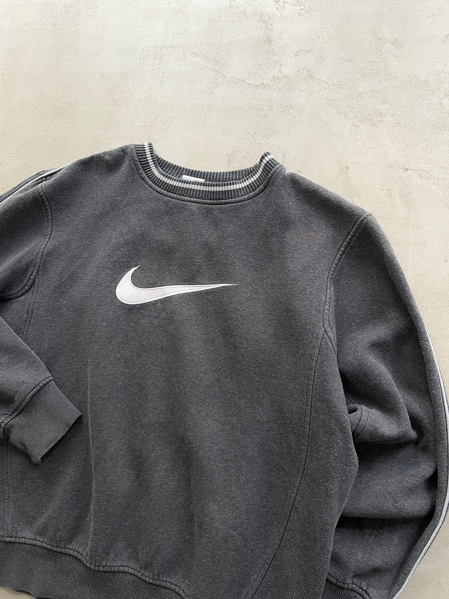 GREY NIKE SWEATER - 2000S - M