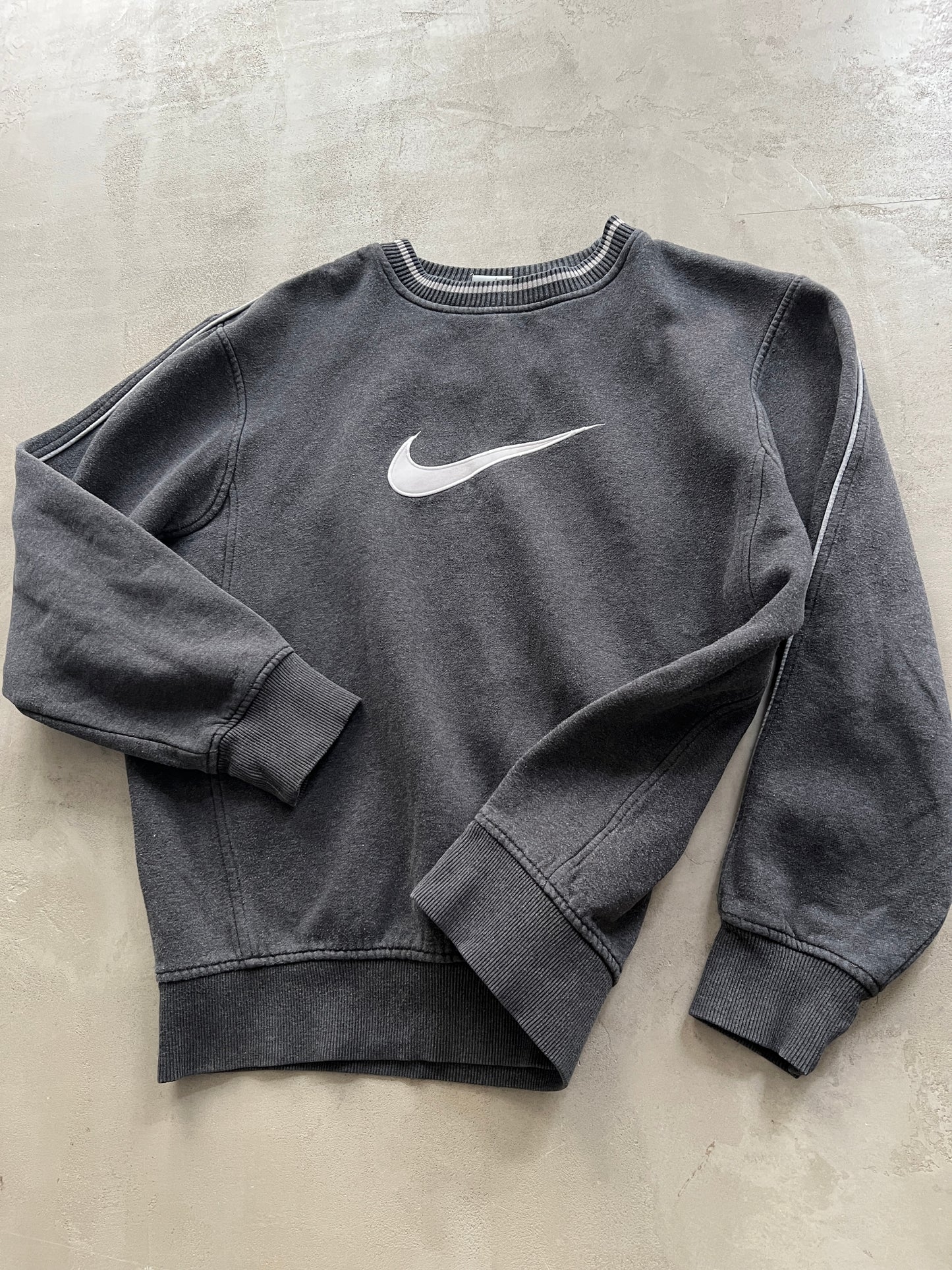 GREY NIKE SWEATER - 2000S - M