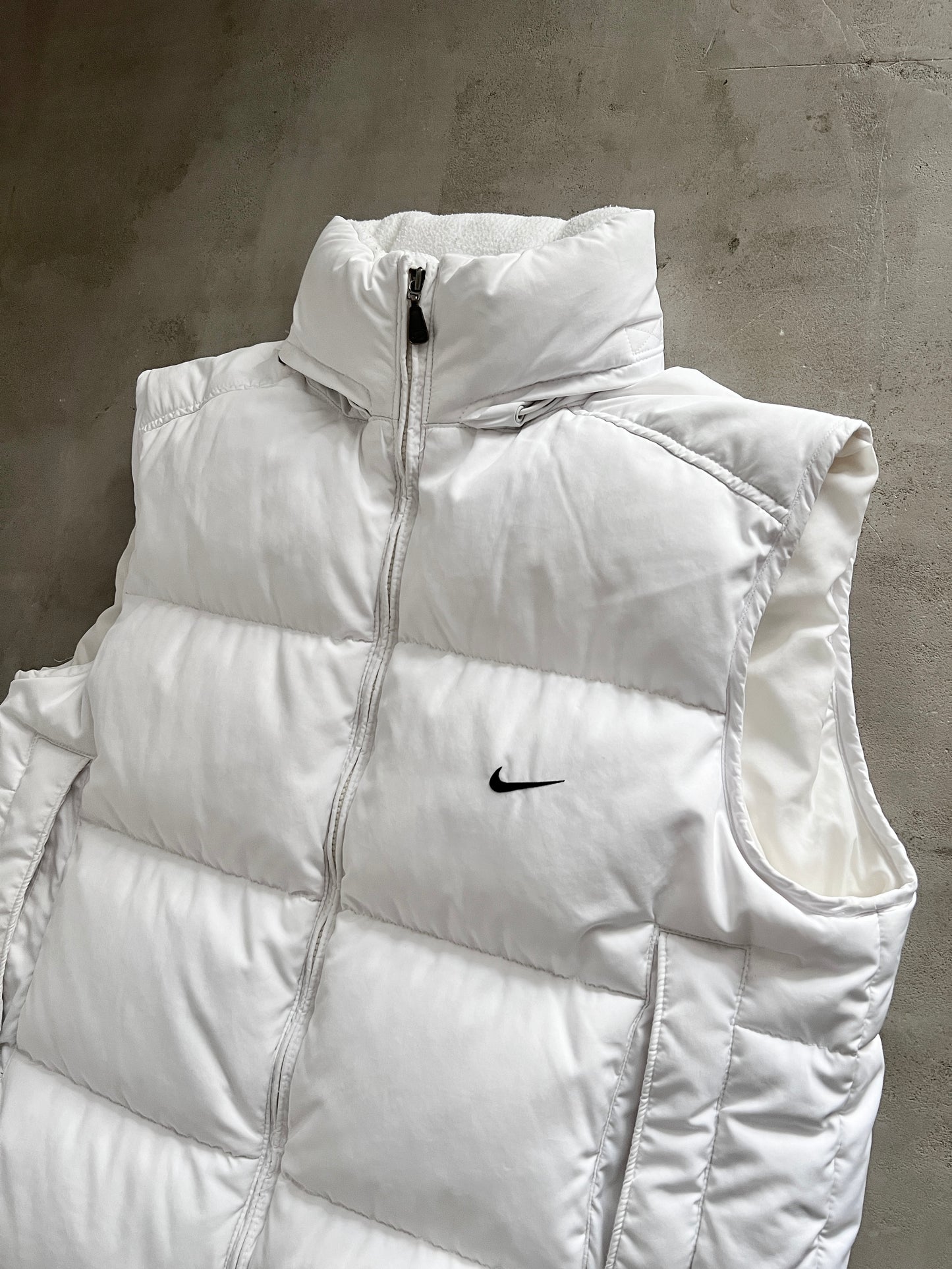 WHITE NIKE PUFFER VEST - 2000S - M/S