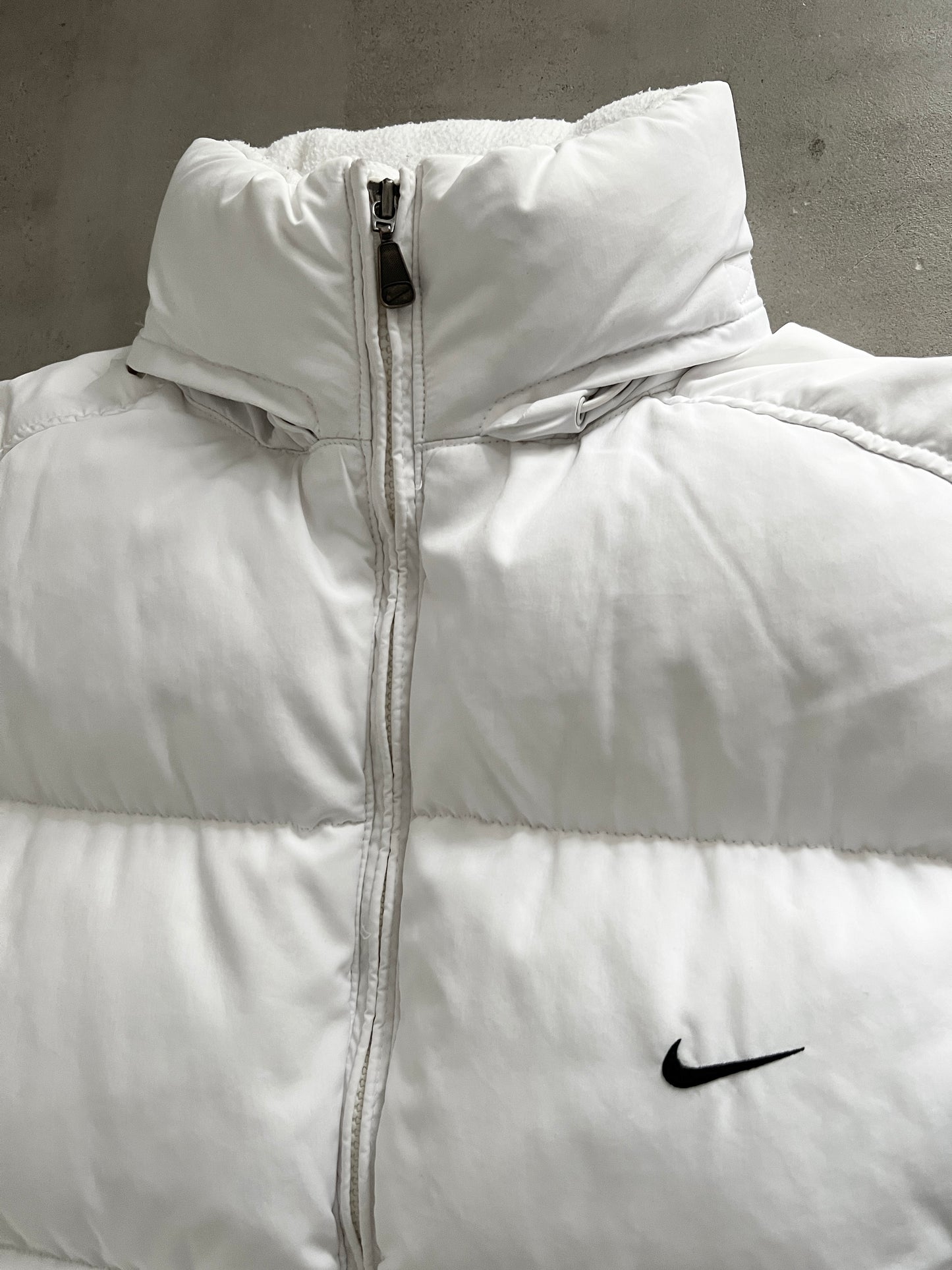 WHITE NIKE PUFFER VEST - 2000S - M/S