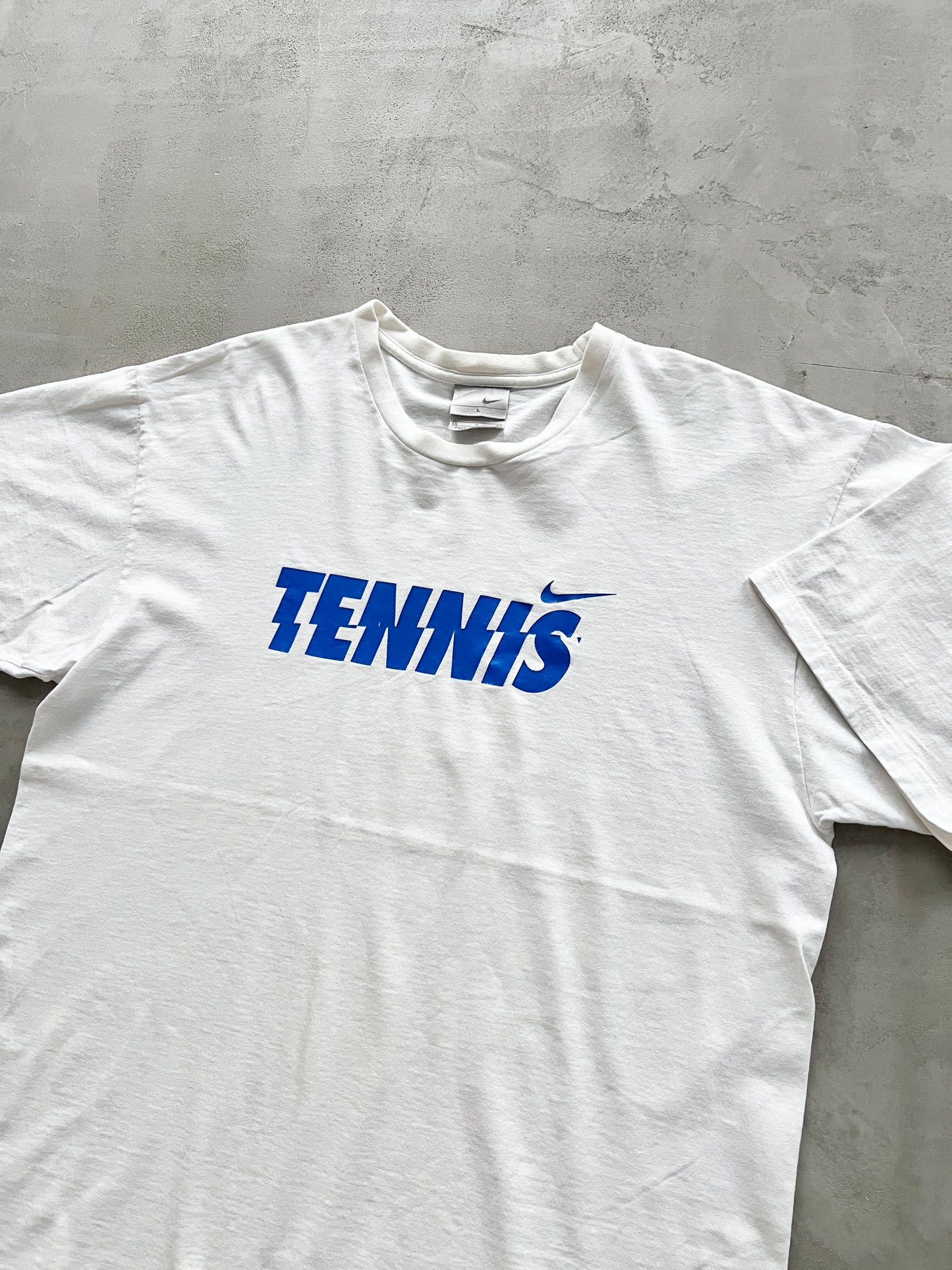 WHITE NIKE TENNIS TEE - 1990S - L