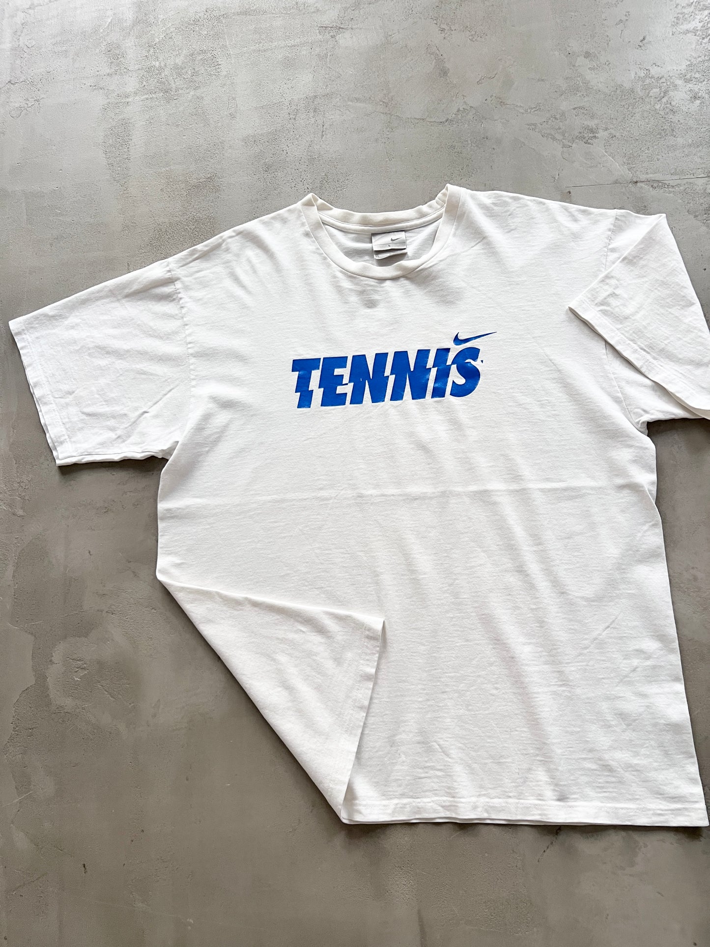 WHITE NIKE TENNIS TEE - 1990S - L