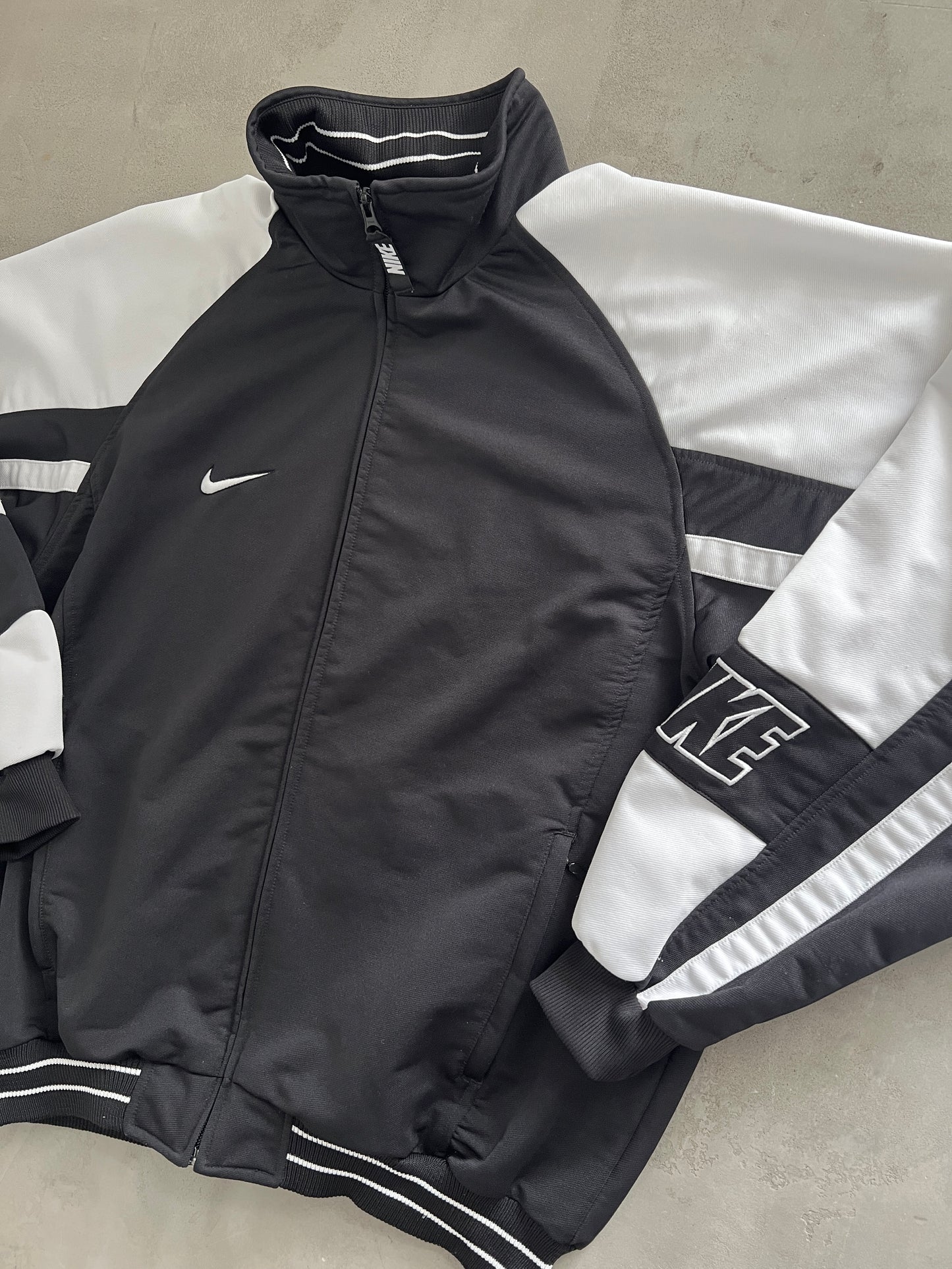 BLACK/WHITE NIKE TRACK JACKET - 1990S - L