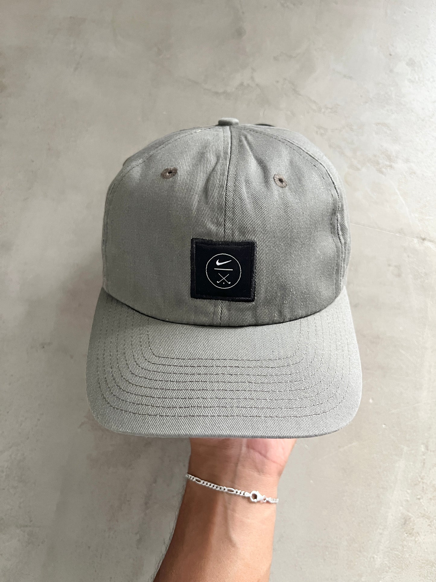 GREY NIKE GOLF CAP - 2000S