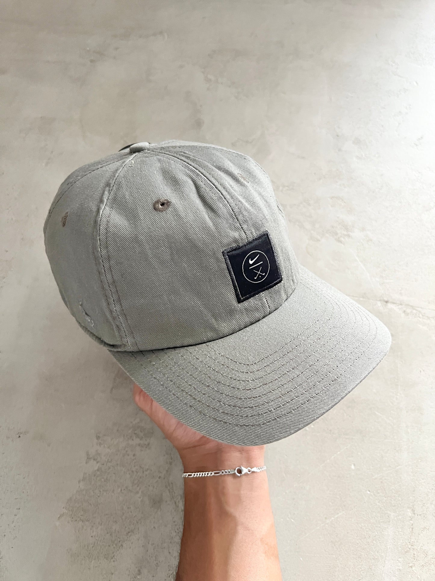 GREY NIKE GOLF CAP - 2000S