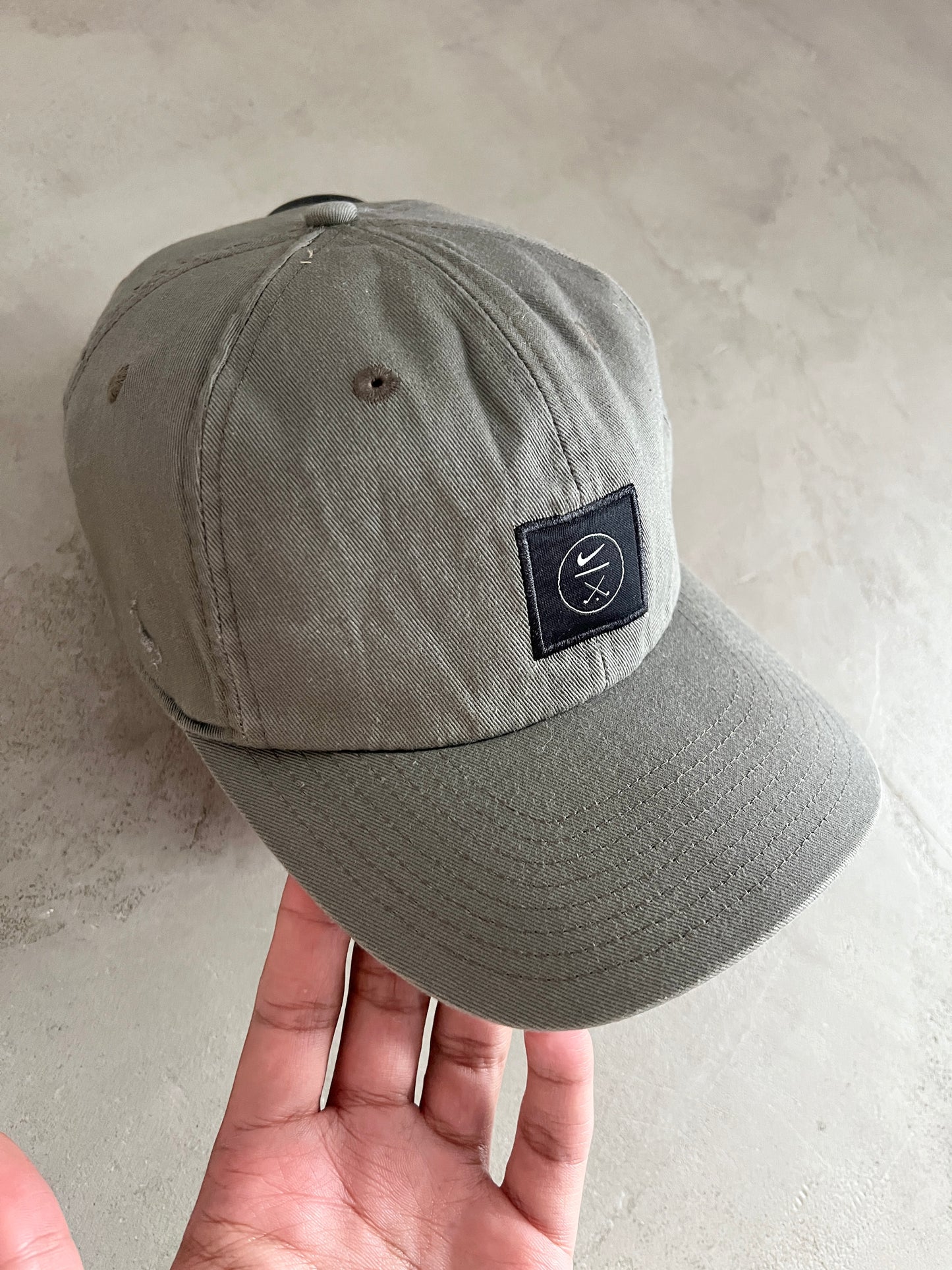 GREY NIKE GOLF CAP - 2000S