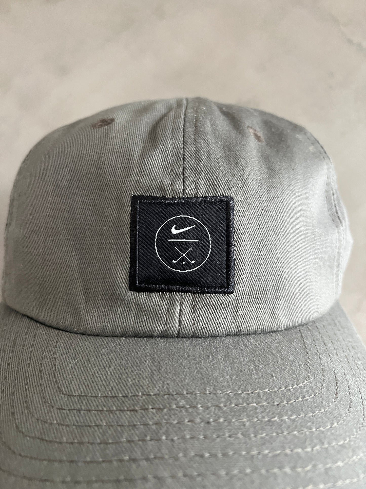 GREY NIKE GOLF CAP - 2000S