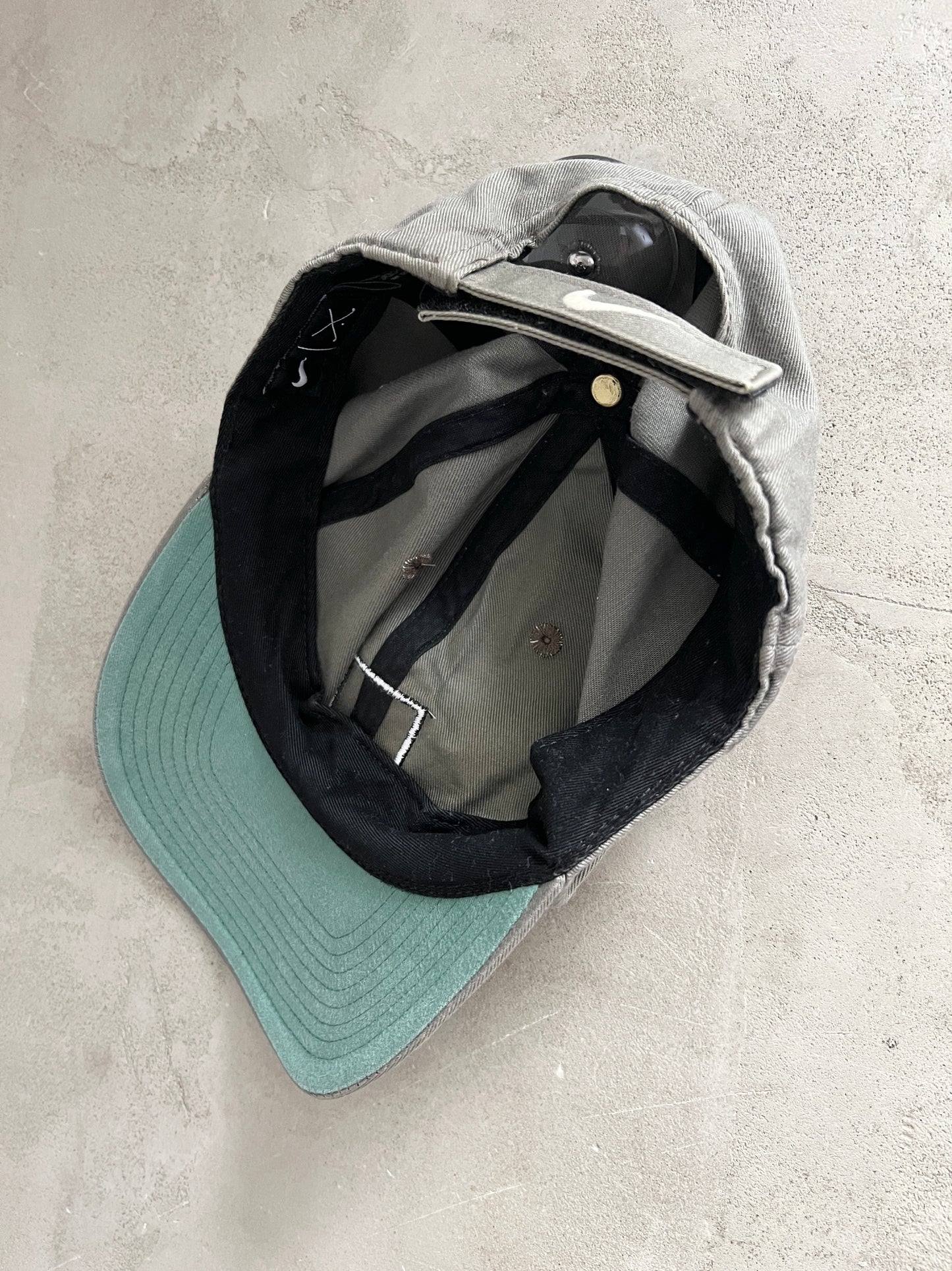 GREY NIKE GOLF CAP - 2000S