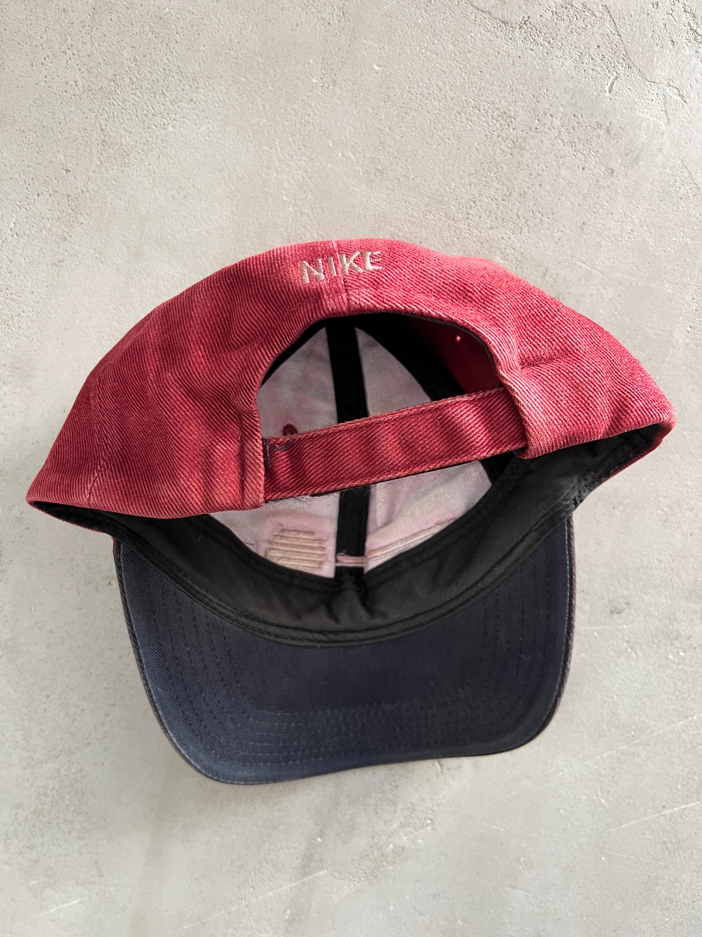 WINE RED NIKE CAP - 1990S