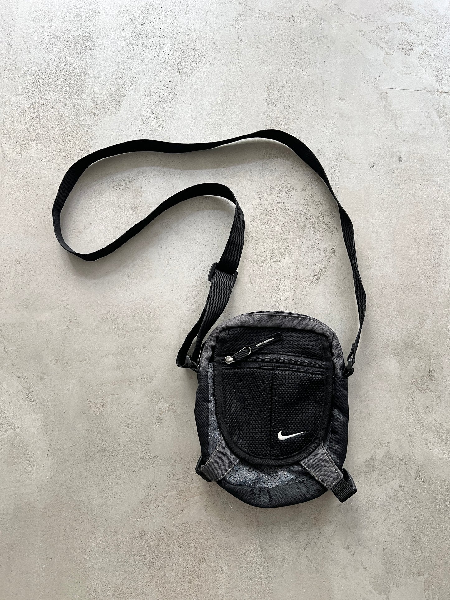 BLACK NIKE BAG - 1990S