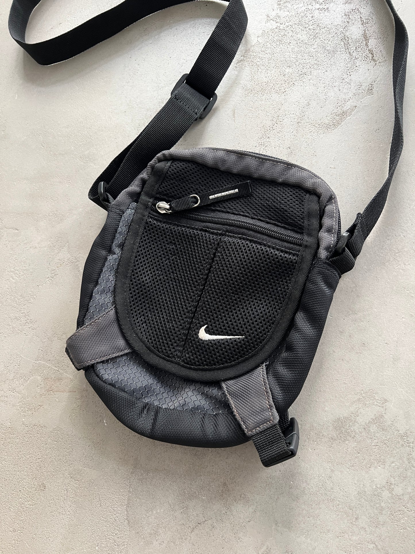 BLACK NIKE BAG - 1990S