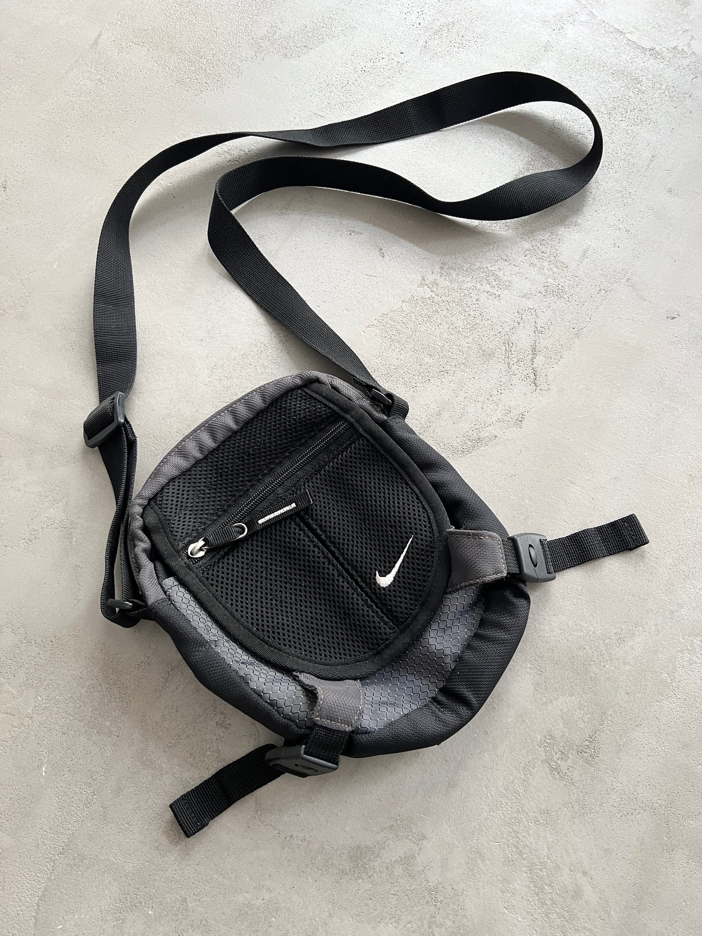 BLACK NIKE BAG - 1990S