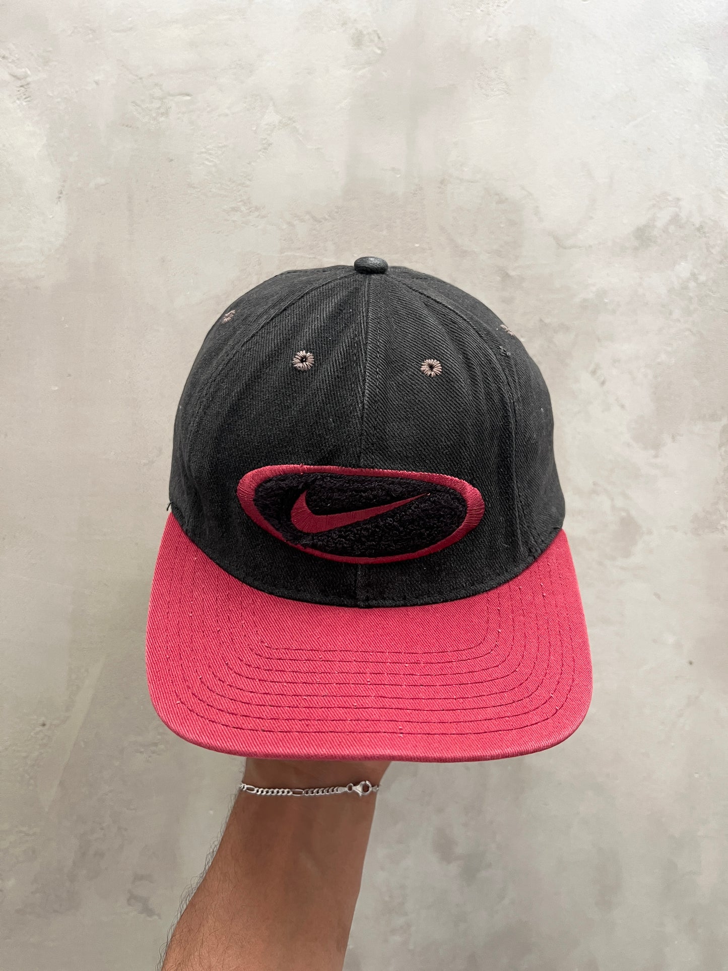 BLACK/RED NIKE CAP - 1990S