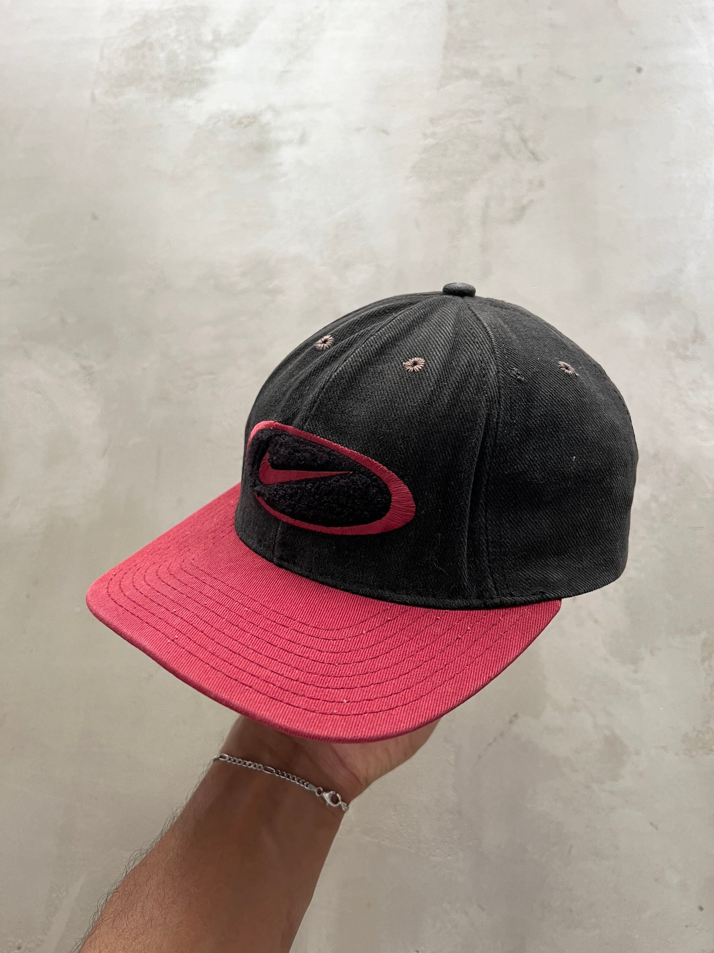 BLACK/RED NIKE CAP - 1990S