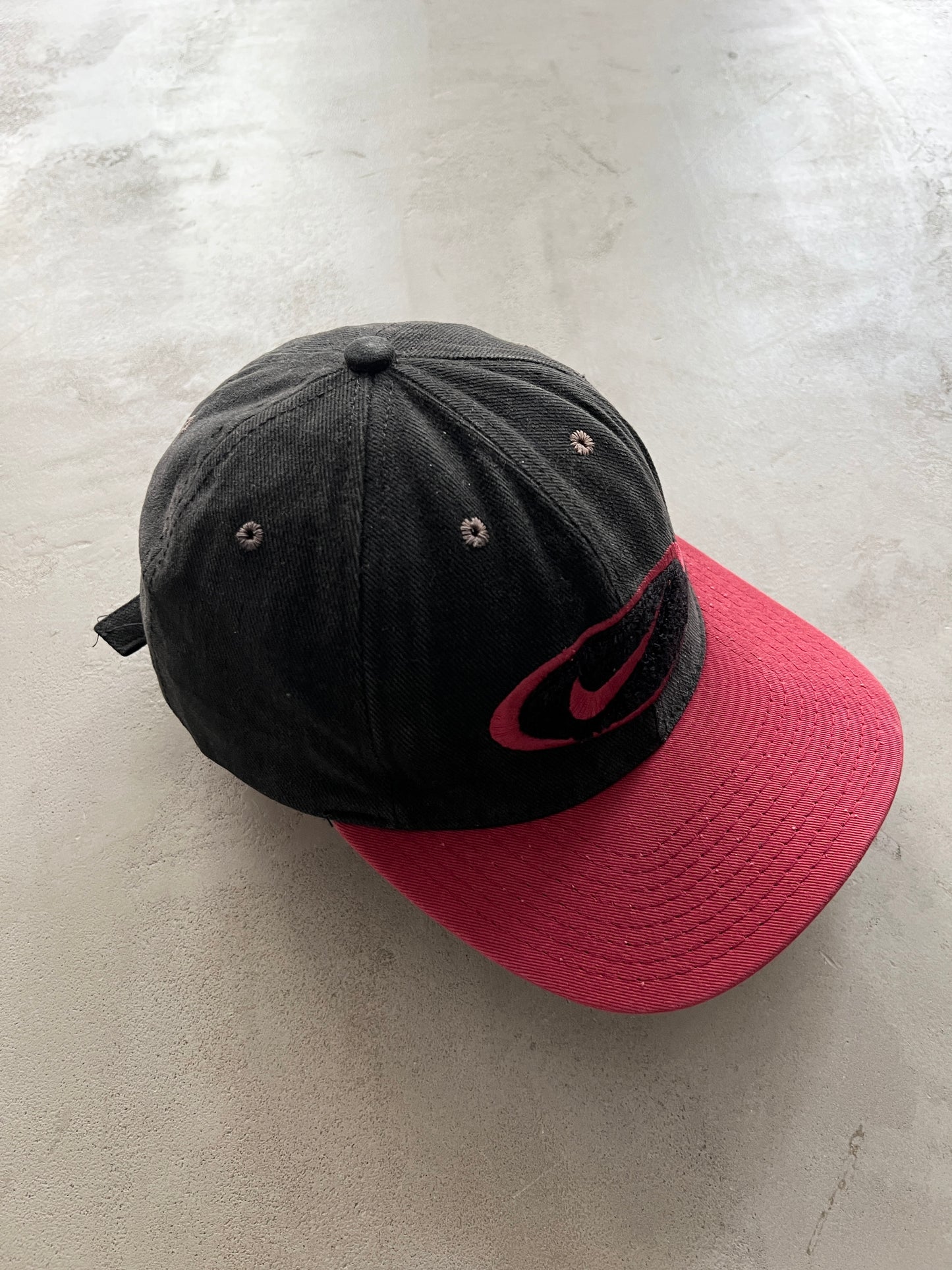 BLACK/RED NIKE CAP - 1990S