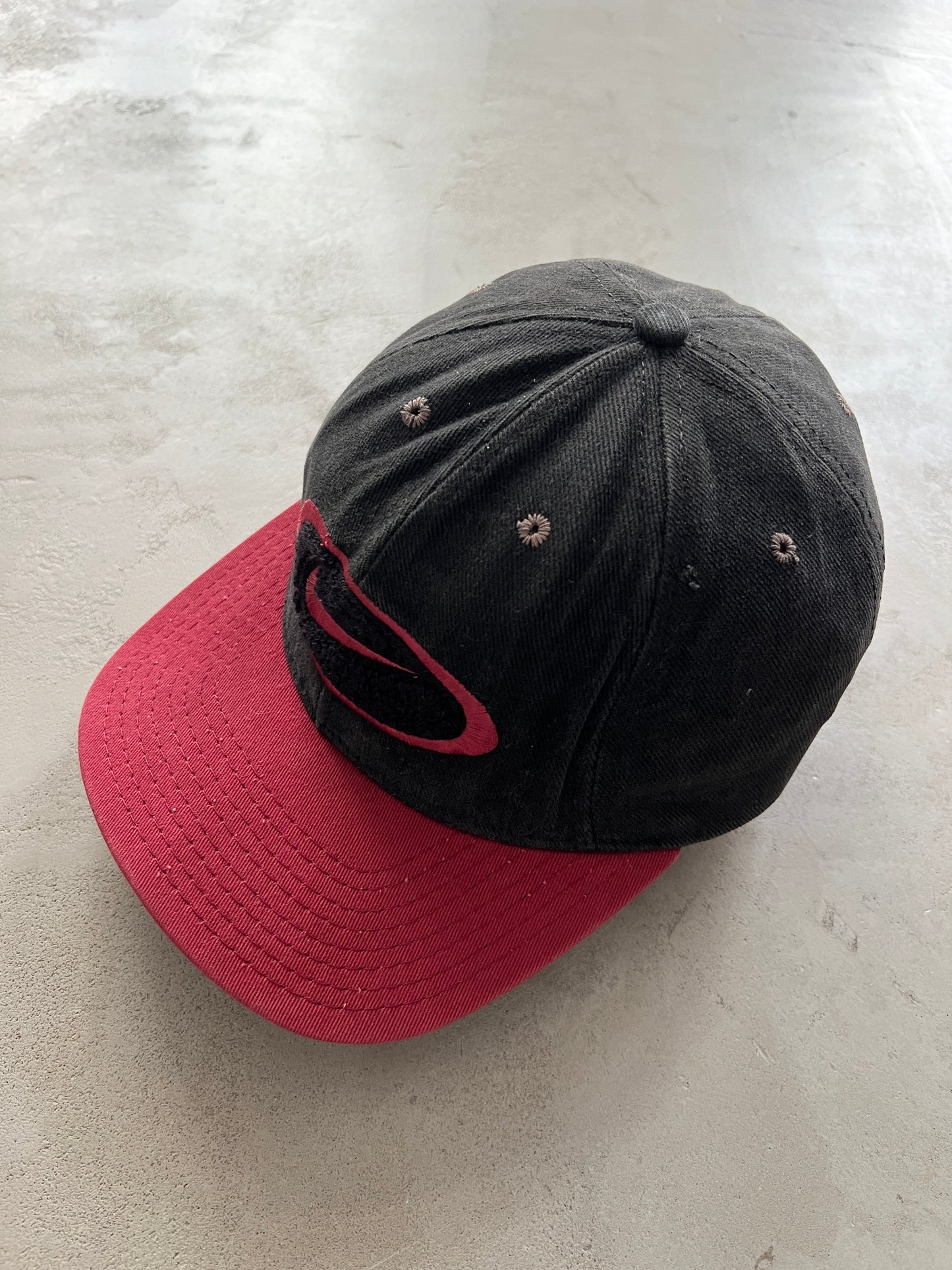 BLACK/RED NIKE CAP - 1990S