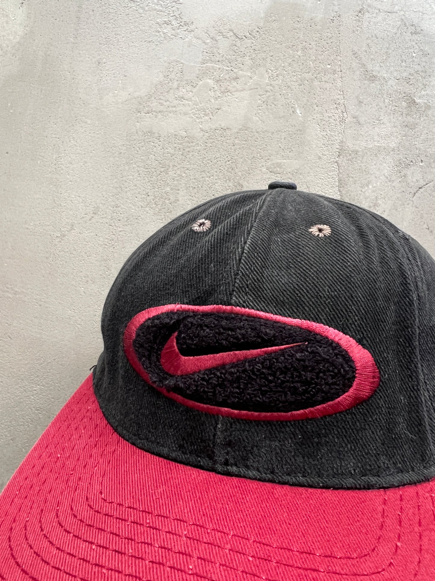 BLACK/RED NIKE CAP - 1990S