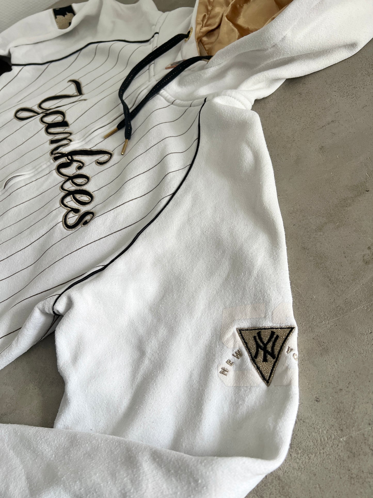 WHITE/NAVY YANKEES ZIP UP HOODIE - 2000S - M/L