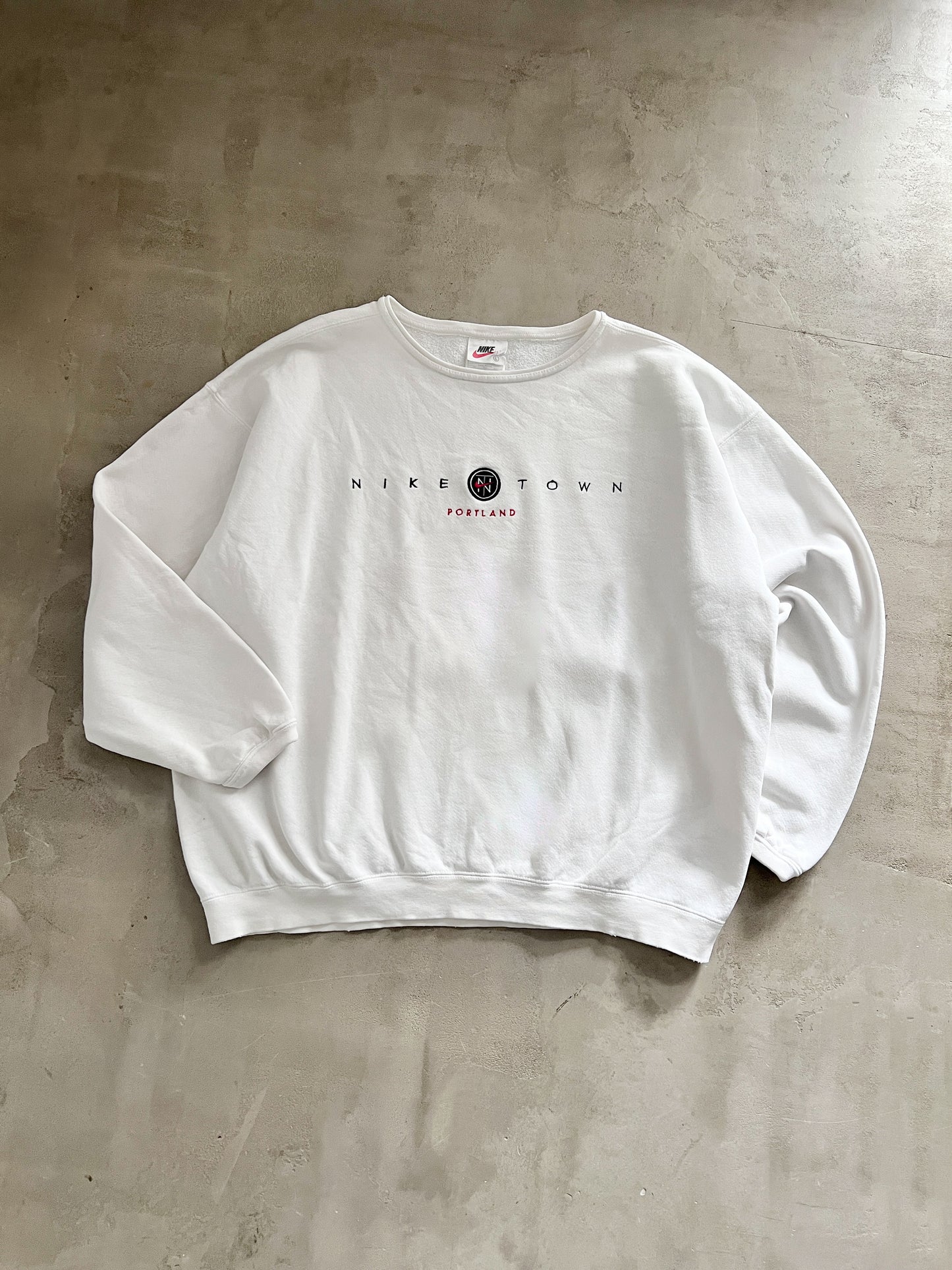 WHITE NIKE TOWN SWEATER - 1990S - L/M