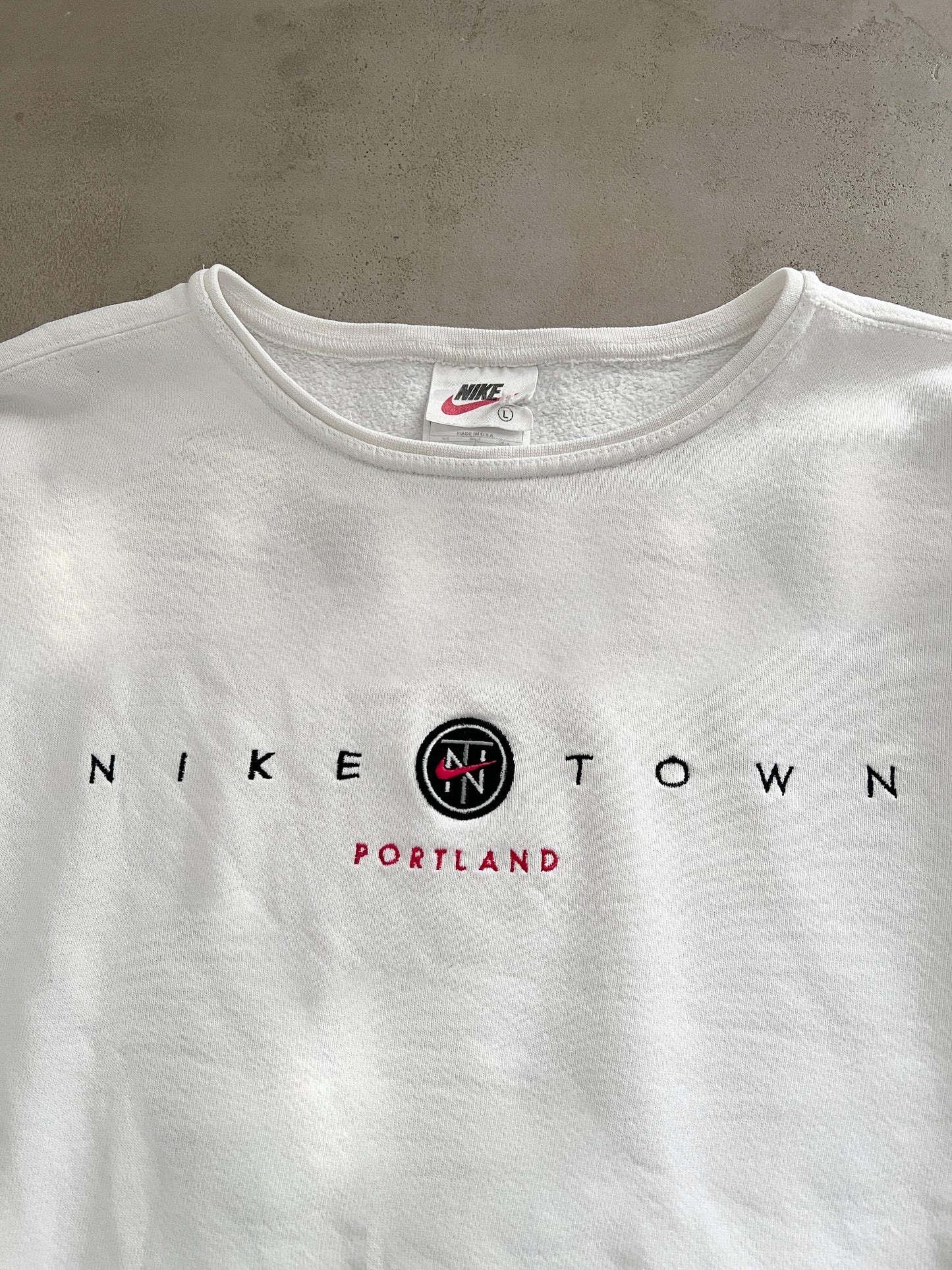 WHITE NIKE TOWN SWEATER - 1990S - L/M