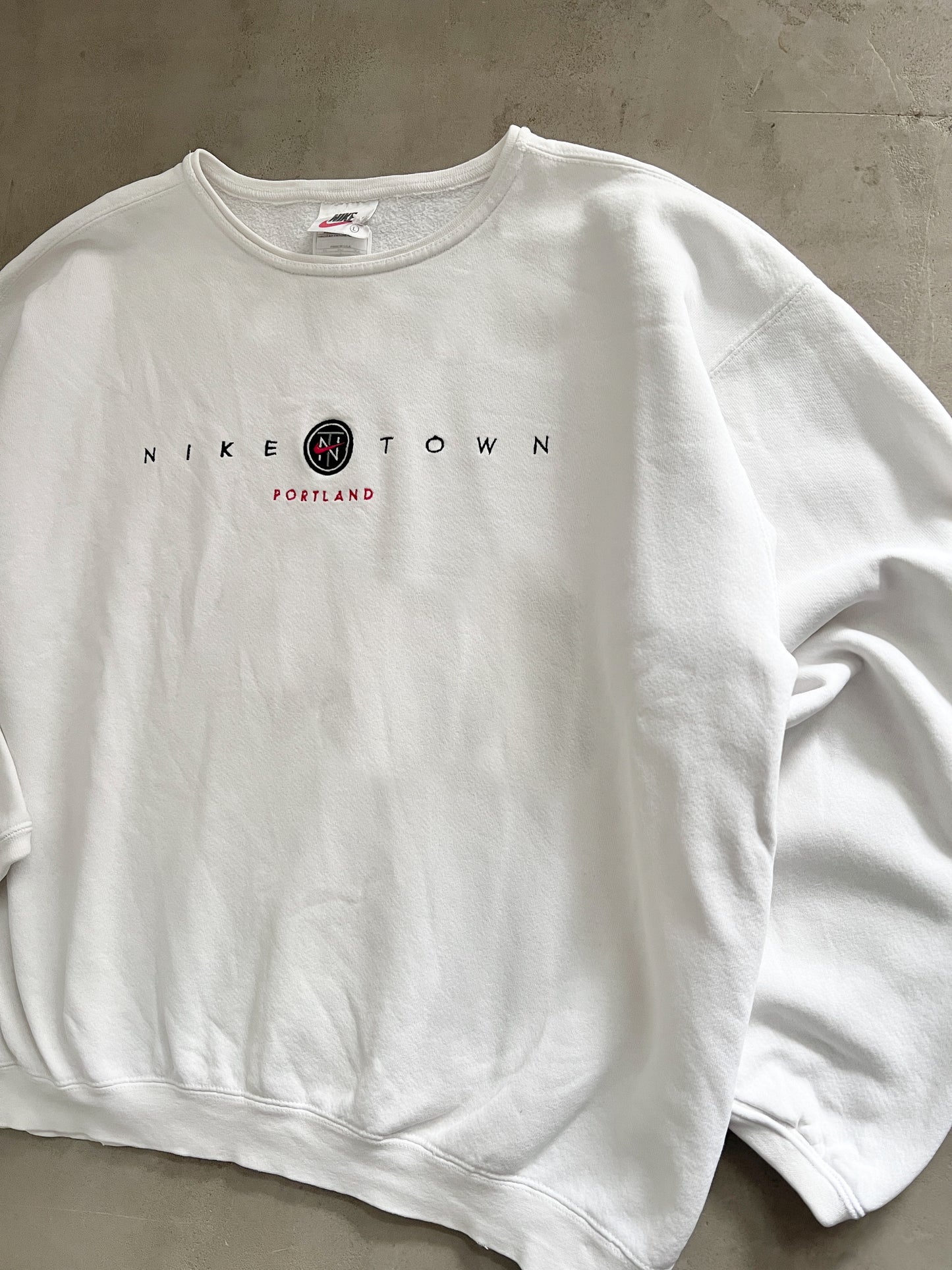 WHITE NIKE TOWN SWEATER - 1990S - L/M