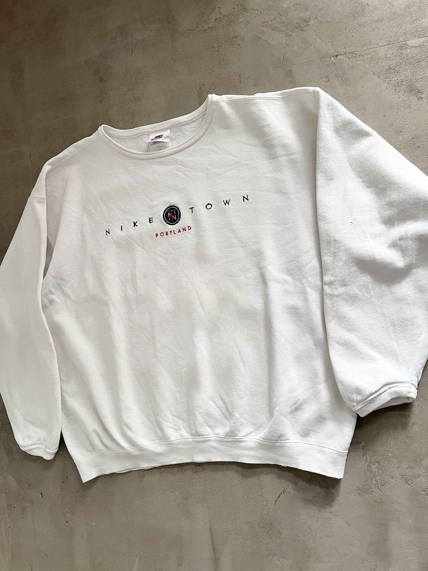 WHITE NIKE TOWN SWEATER - 1990S - L/M