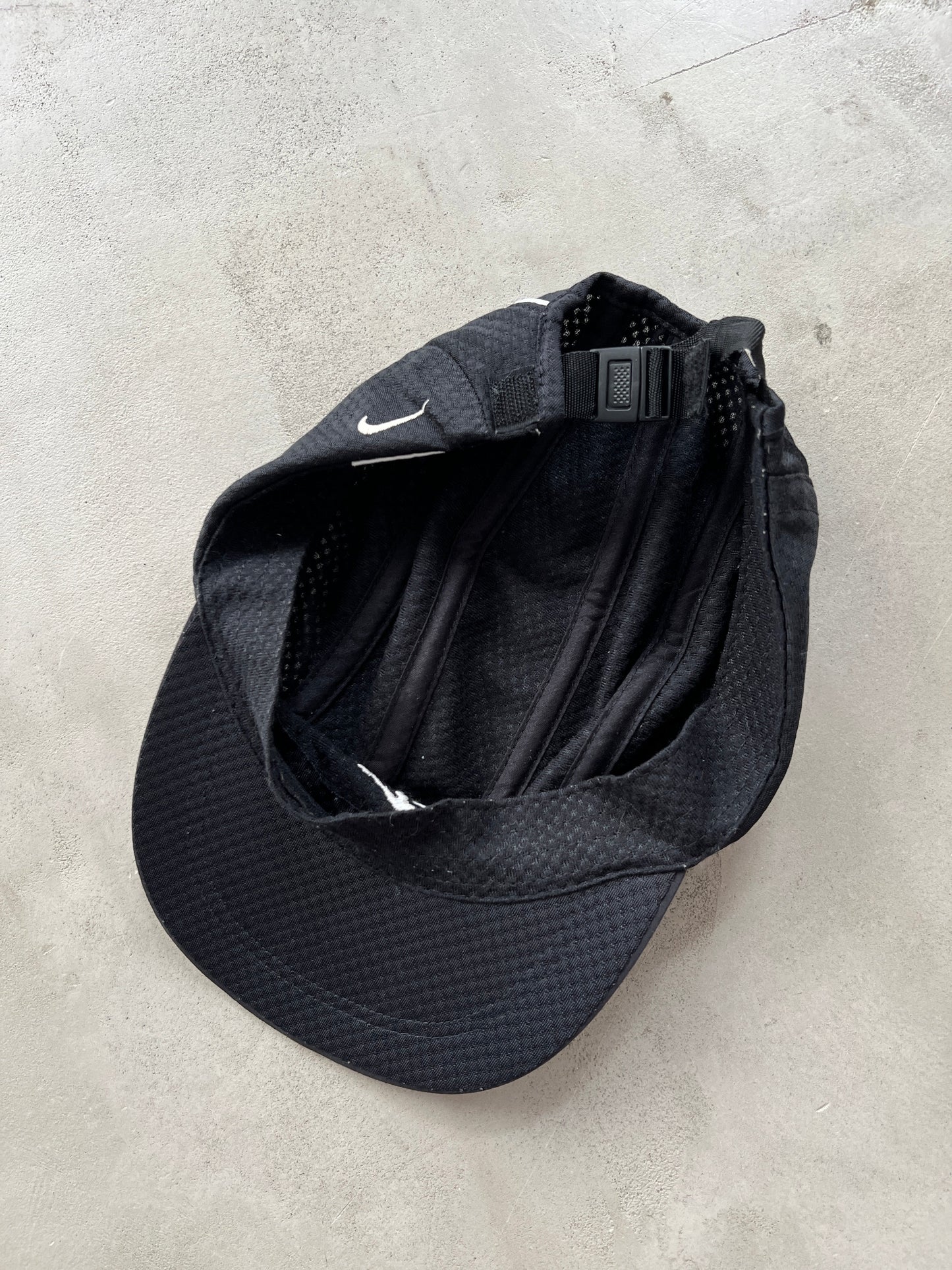 BLACK AGASSI NIKE TENNIS CAP - 1990S