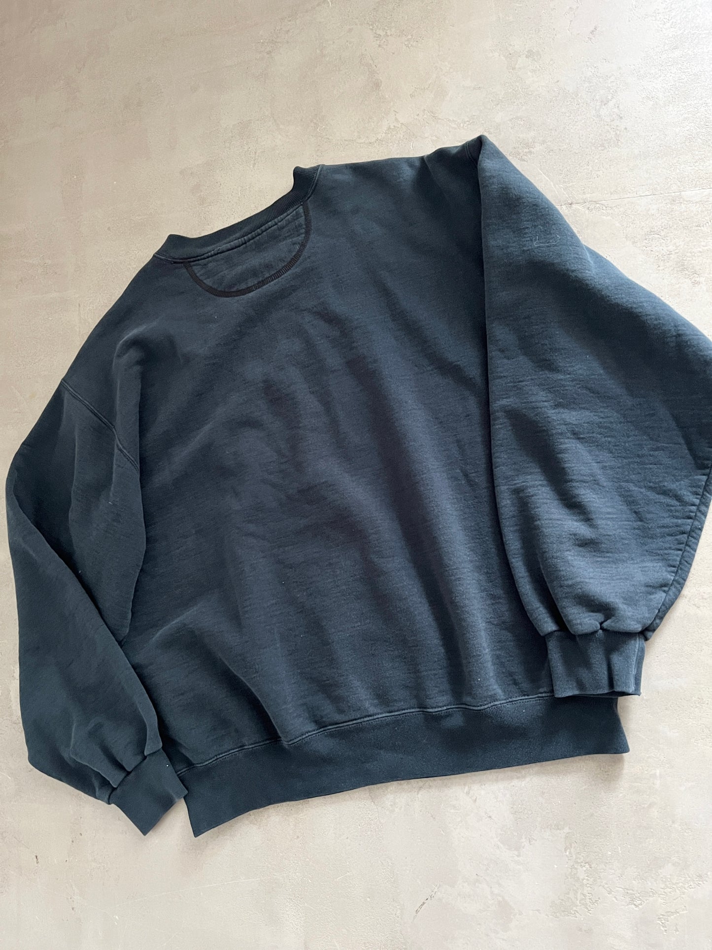 BLACK/NAVY UNC RUSSELL SWEATER - 1990S - L