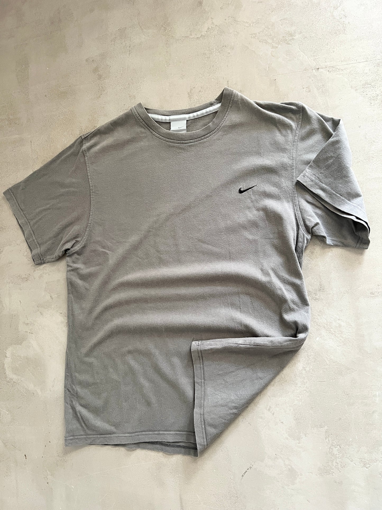 FADED GREY NIKE TEE - 2000S - M/L