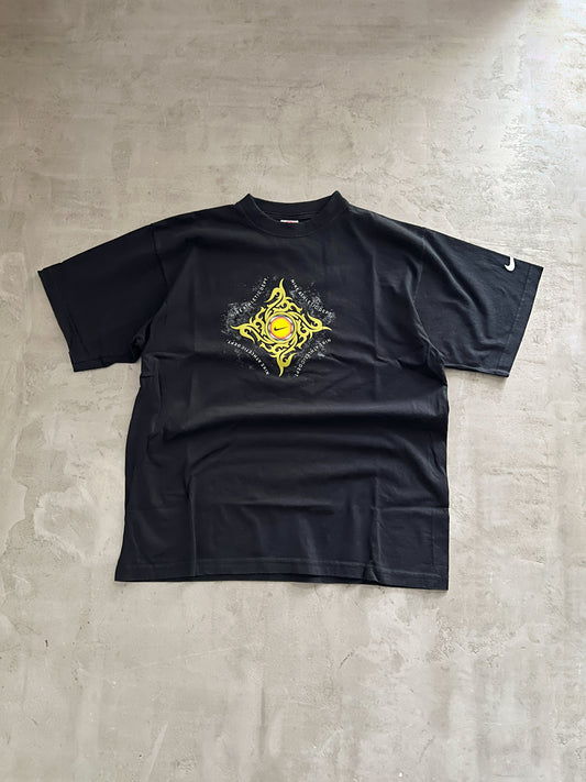 BLACK NIKE BOOTLEG TEE - 1990S - L