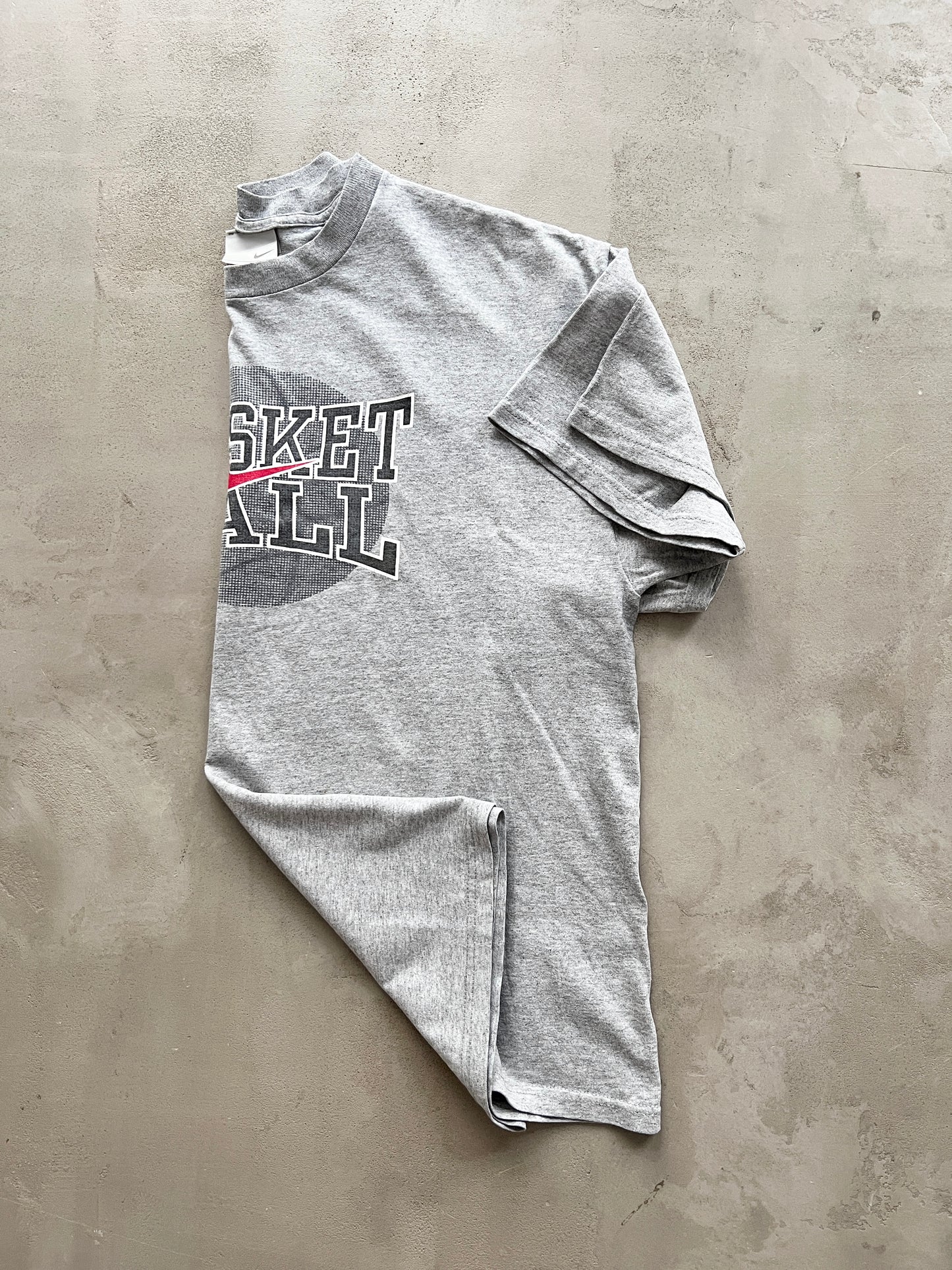 GREY NIKE BASKETBALL TEE - 1990S - M