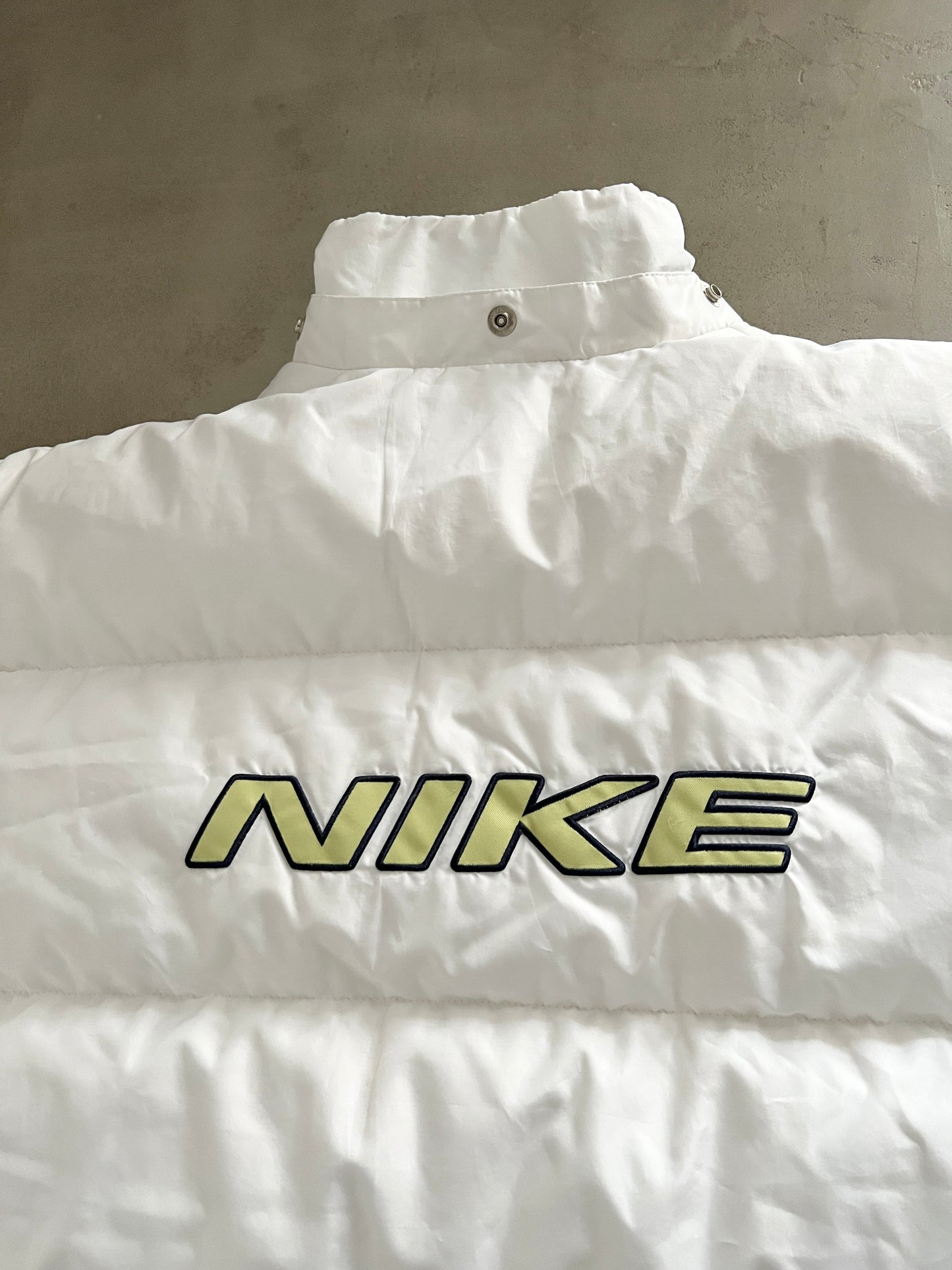 WHITE NIKE PUFFER - 1990S - M