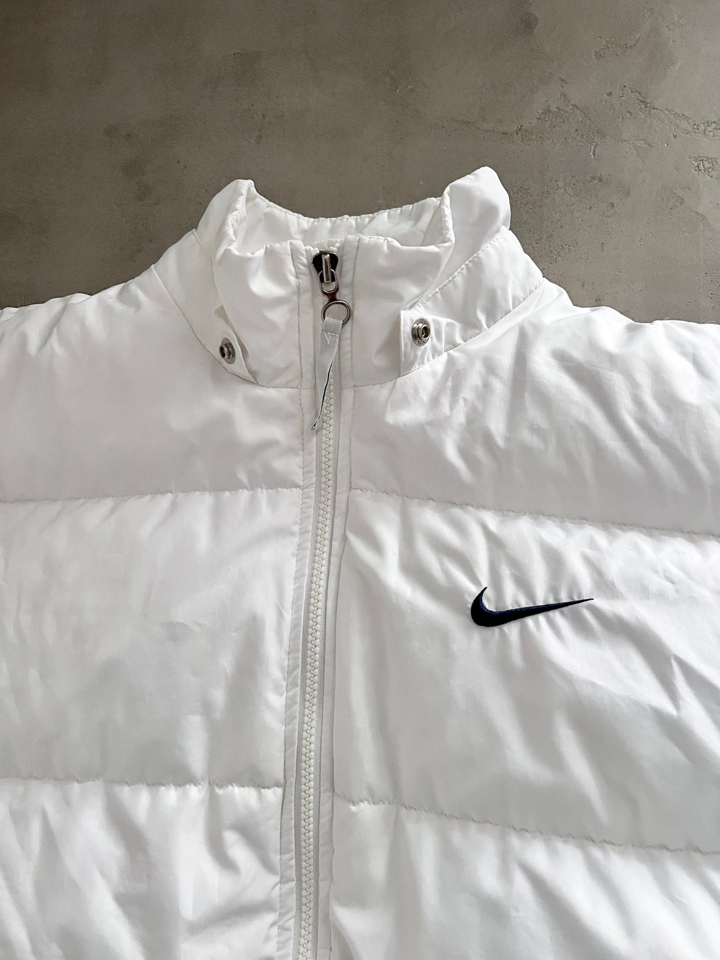 WHITE NIKE PUFFER - 1990S - M