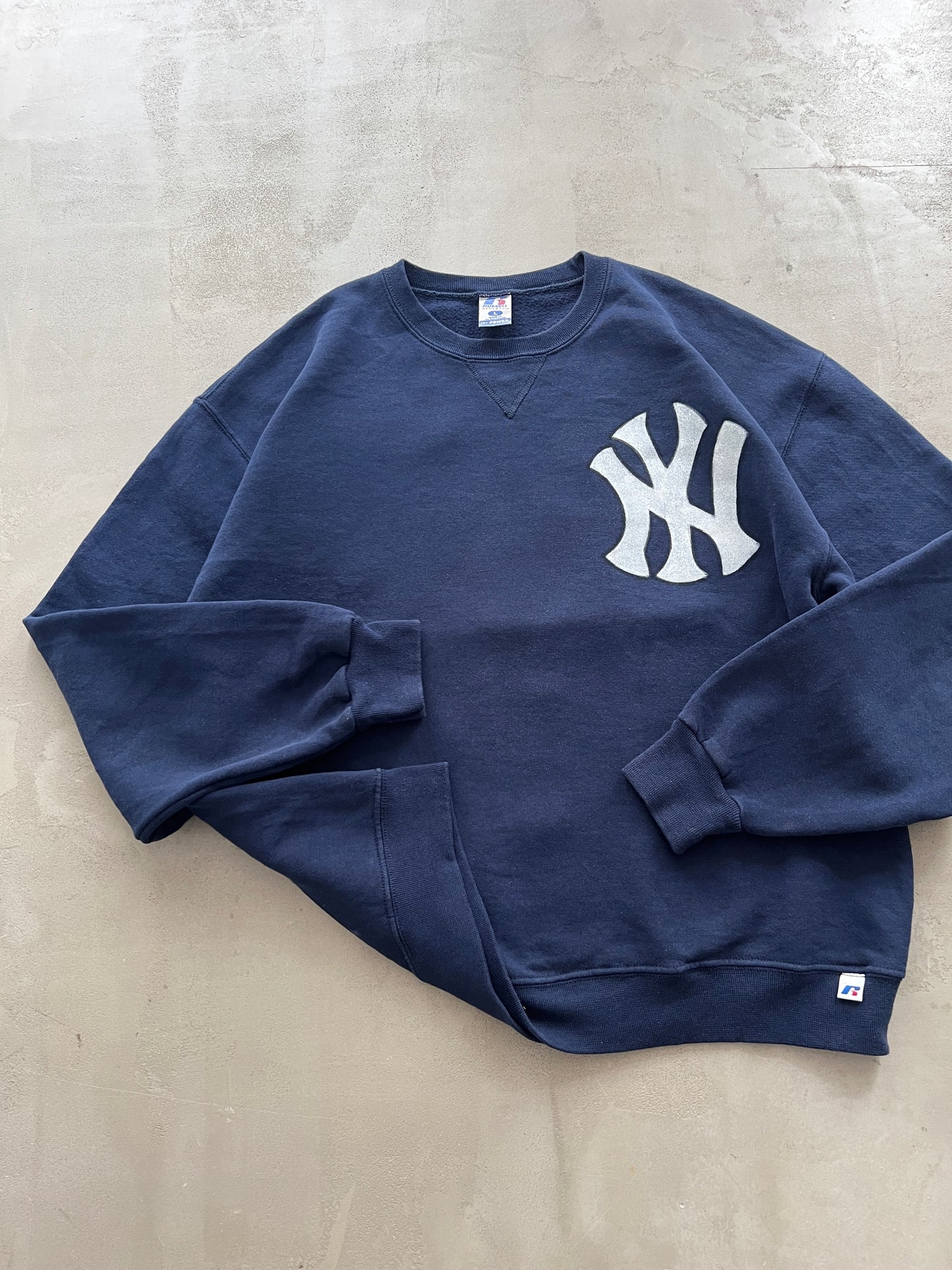 NAVY YANKEES RUSSELL ATHLETIC SWEATER - 1990S - L/M