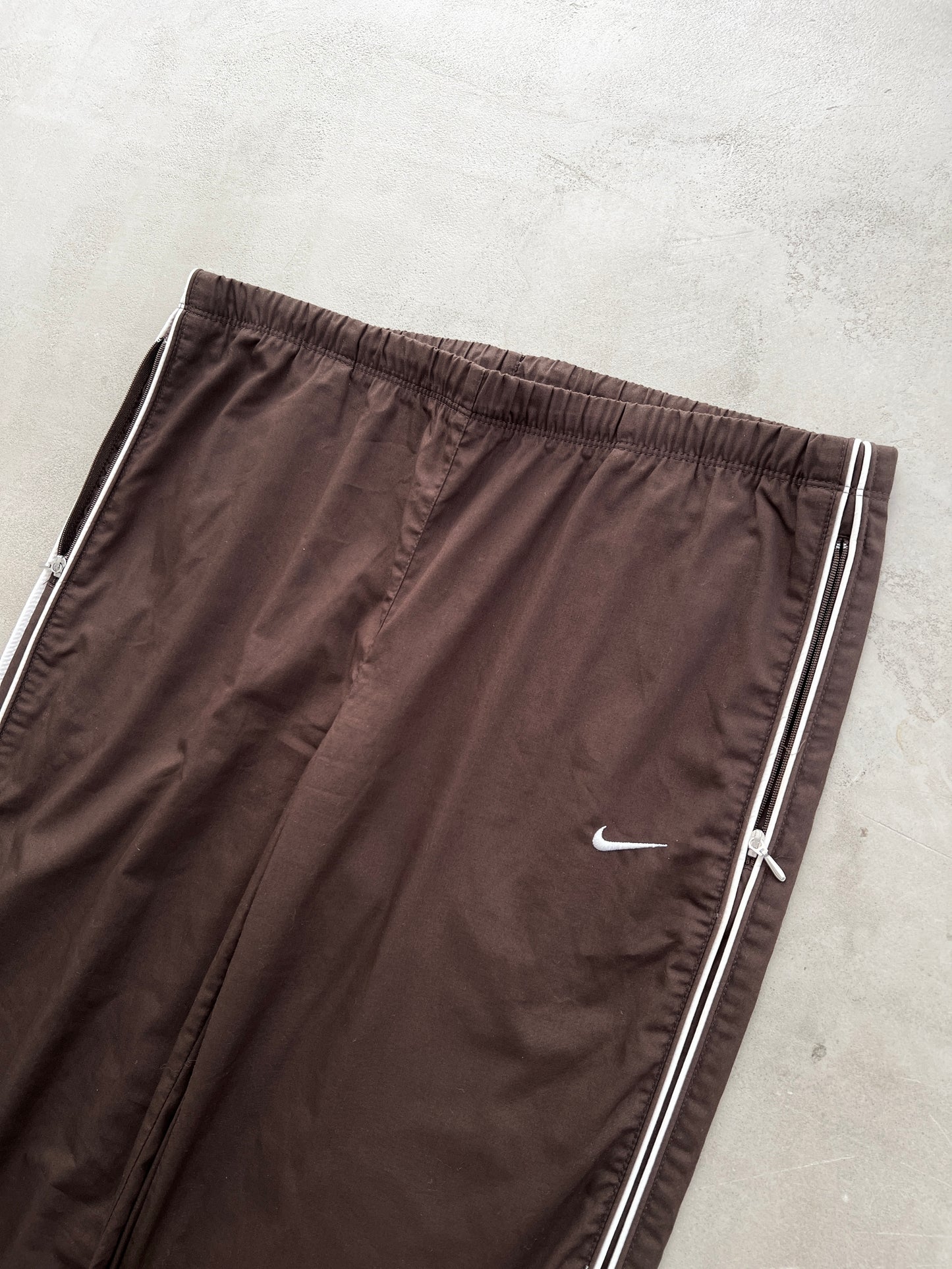 MOCHA NIKE TRACK PANTS - 2000S - M/S