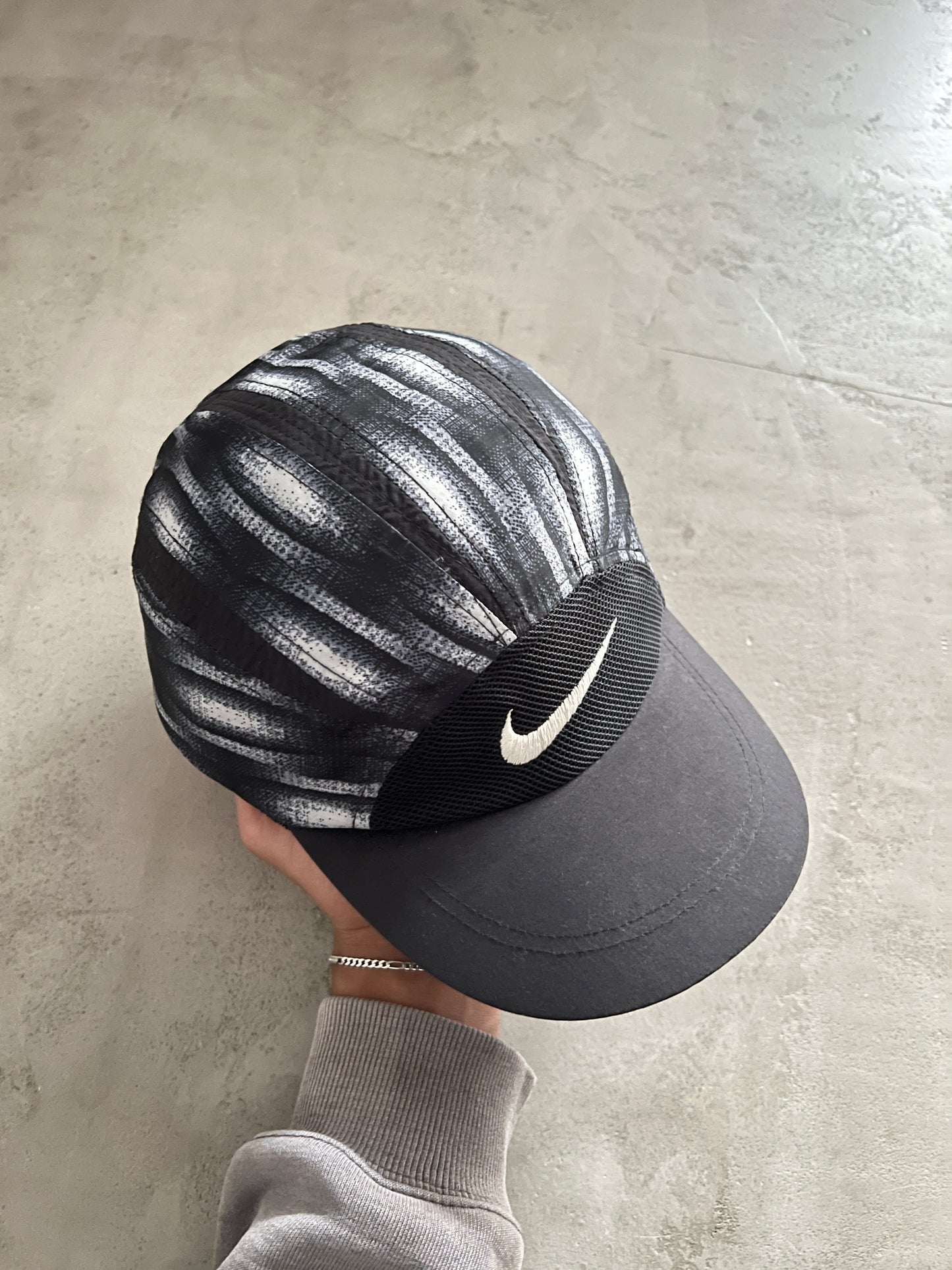 BLACK/WHITE NIKE CAP - 2000S