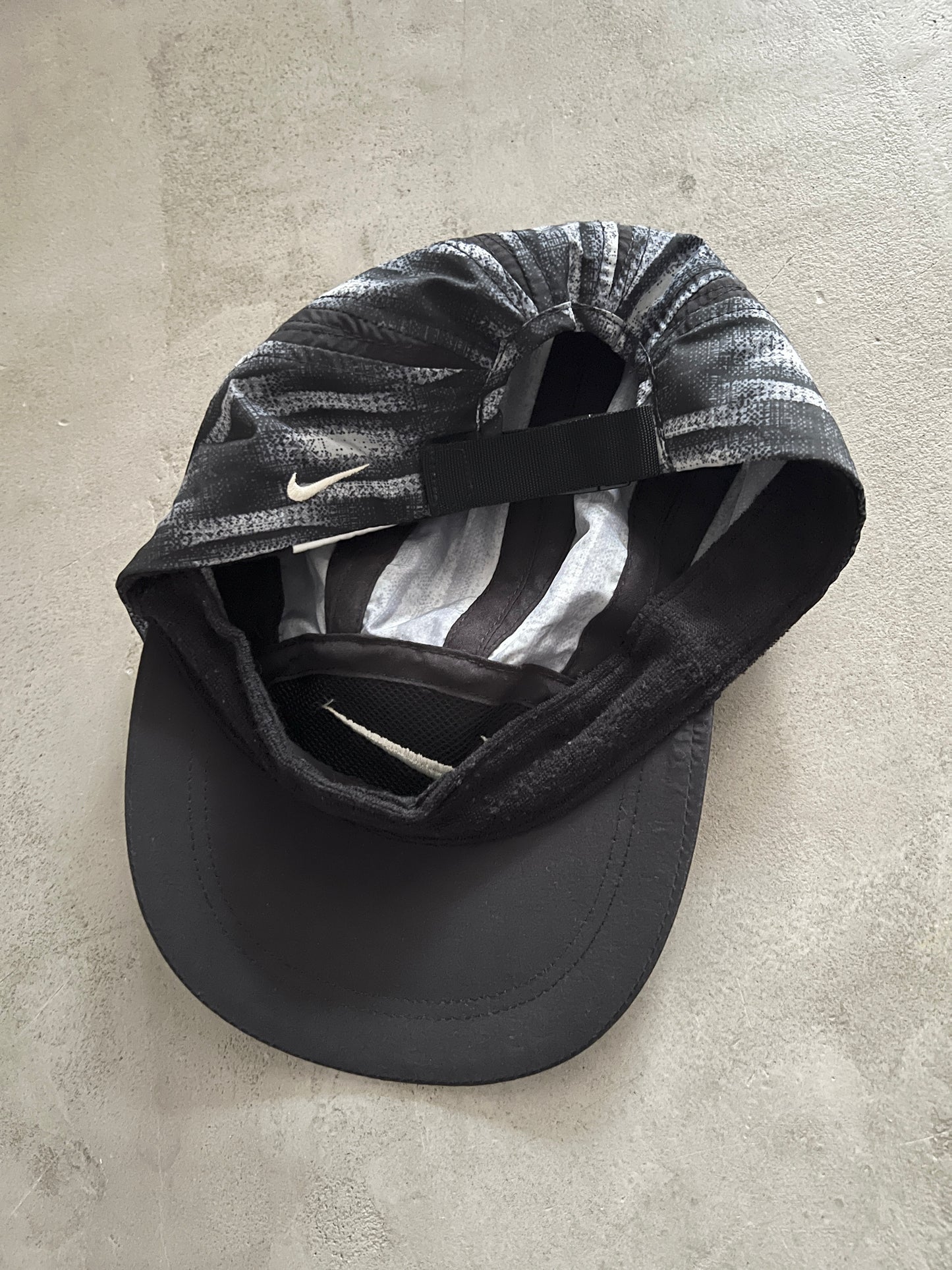 BLACK/WHITE NIKE CAP - 2000S