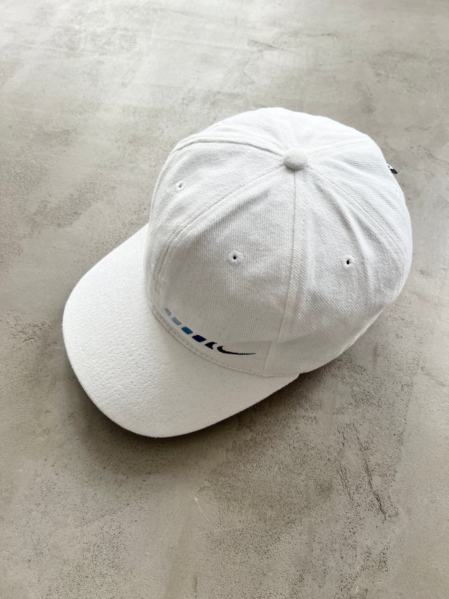 WHITE NIKE CAP - 1990S