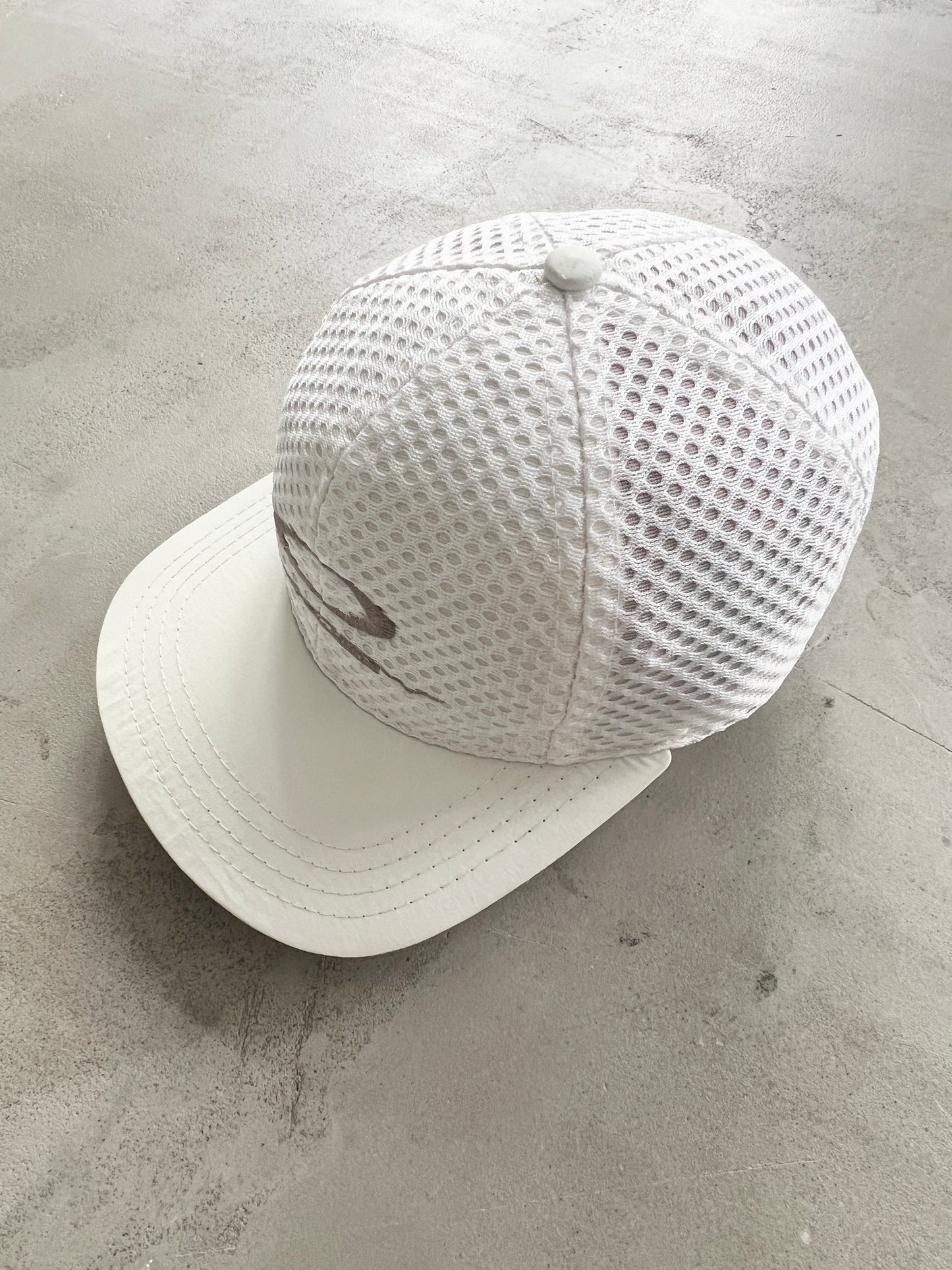 WHITE OAKLEY SOFTARE CAP - 1990S