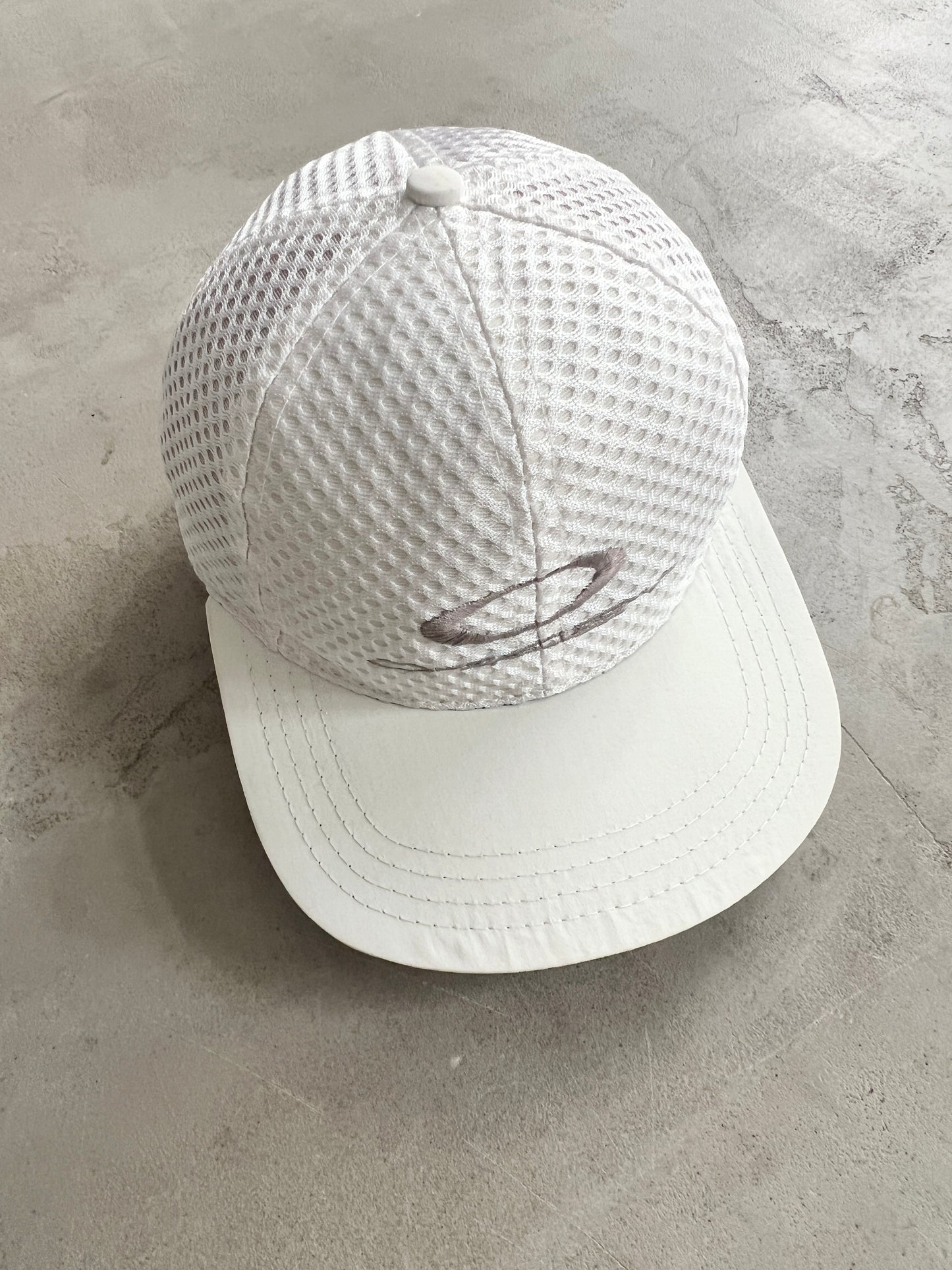 WHITE OAKLEY SOFTARE CAP - 1990S