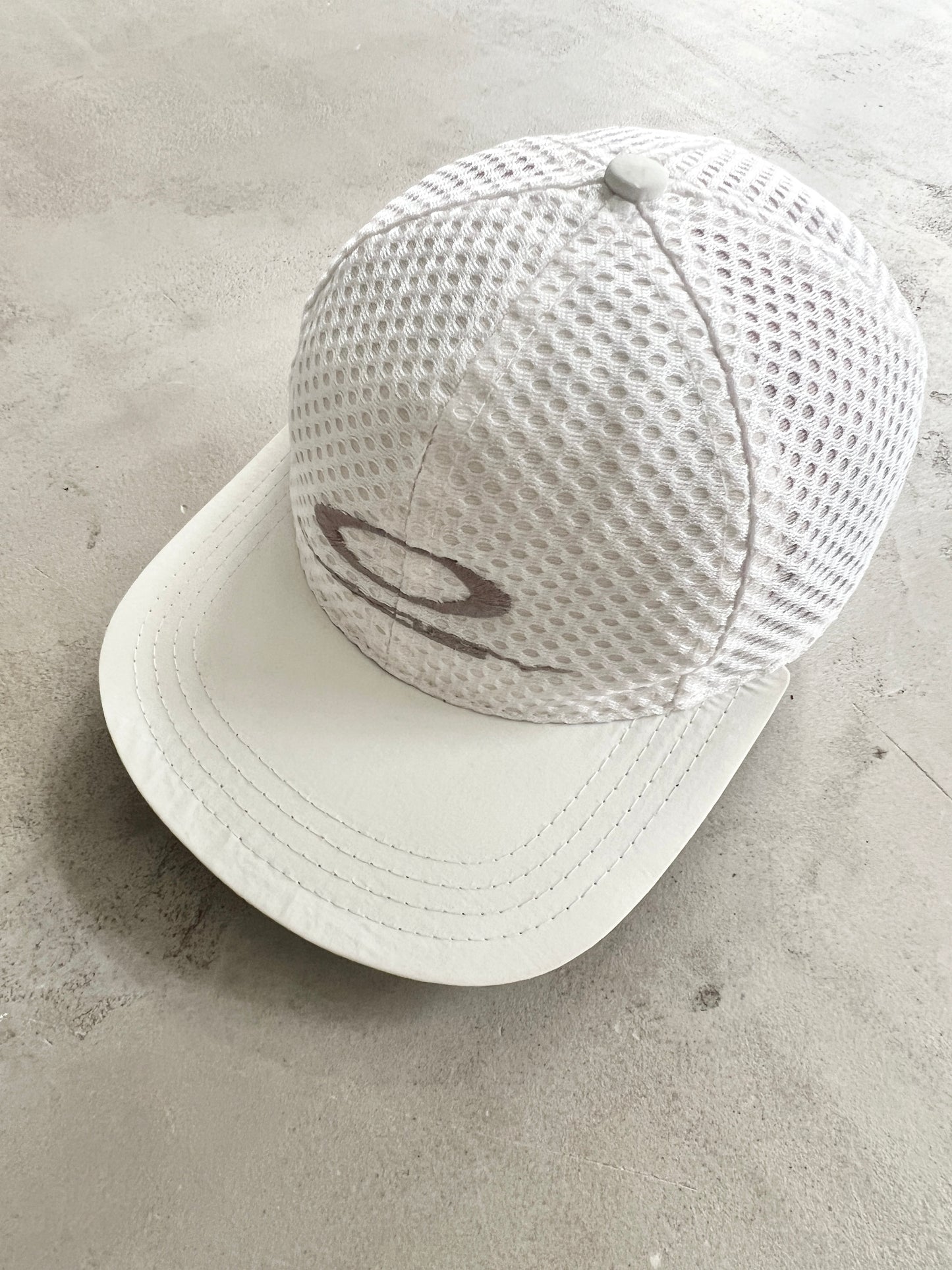 WHITE OAKLEY SOFTARE CAP - 1990S